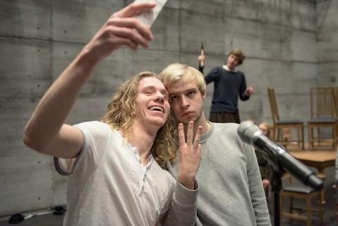 MODERNE MACBETH: Andreas Løve og Lars Samuelsen (Macbeth) tar en selfie under øving. I bakgrunnen skimter vi Tord Natlandsmyr.