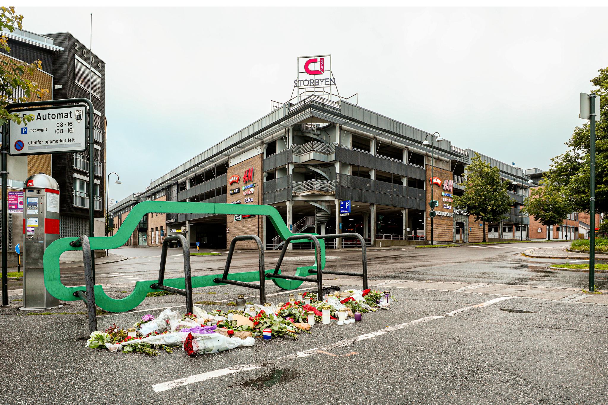Flere personer knivstukket om kvelden tirsdag 14. juli 2020 i Sarpsborg. Marianne Haugen (54) ble drept på denne parkeringsplassen ved bussterminalen.
