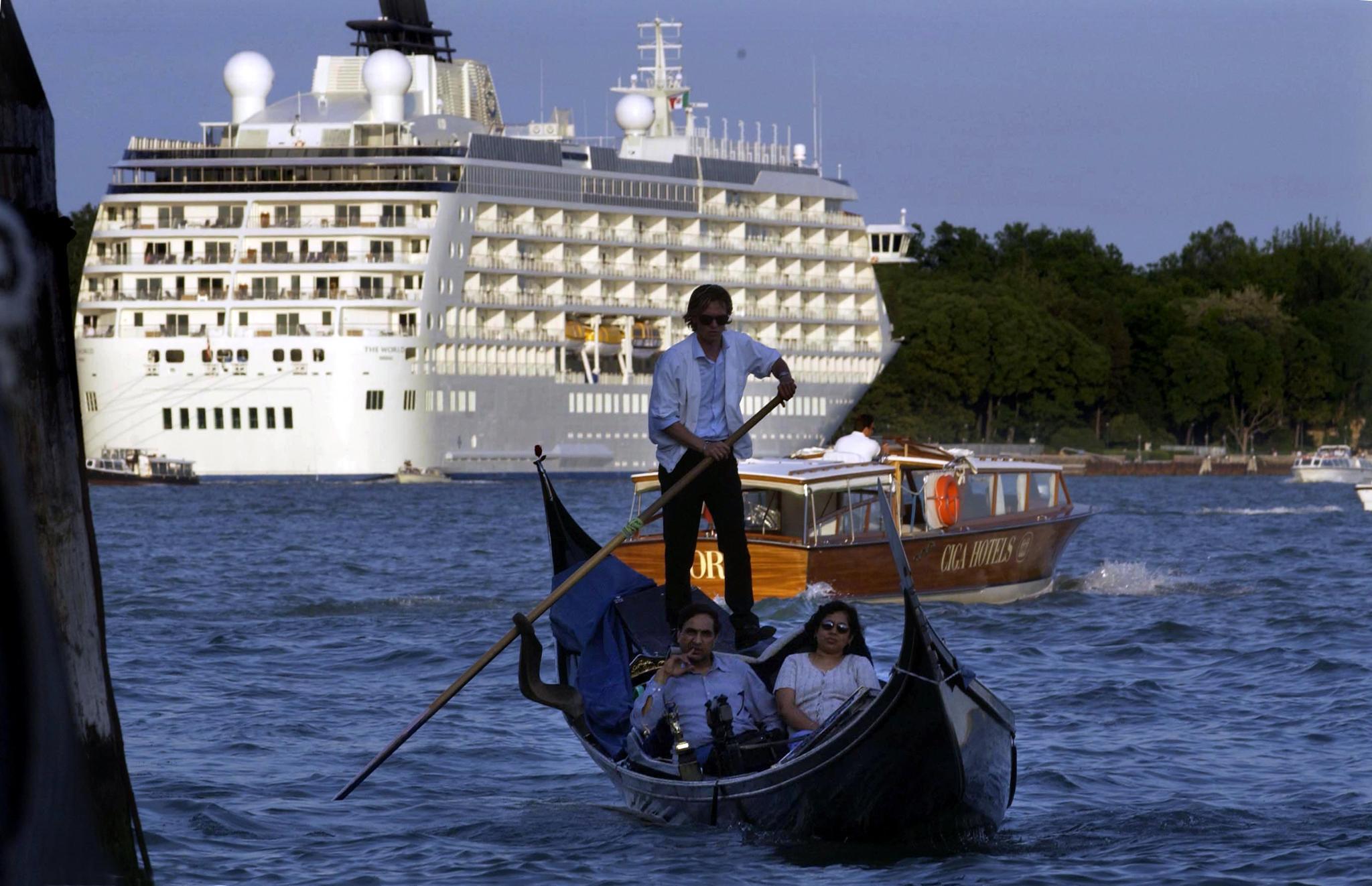 Cruisebåtene til Venezia drar med seg horder av turister som skal i land.