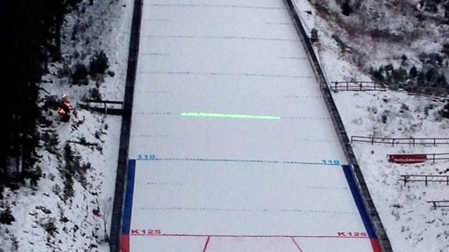 NYVINNING: Denne laserlinjen er blitt innført i hoppbakken, her fra Oberstdorf. 
