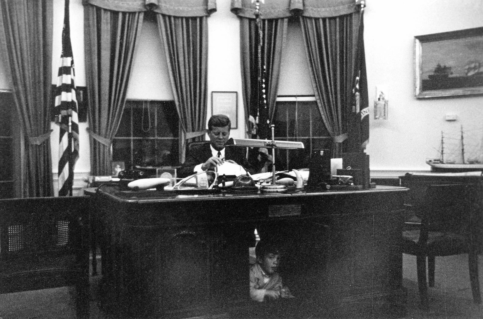 John F. Kennedy jr. likte å sitte gjemt under presidentens berømte Resolute-skrivebord – en gave fra dronning Victoria i 1880.