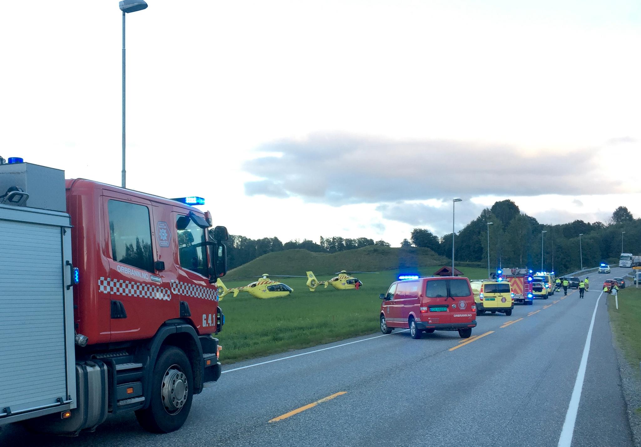En mann og en kvinne omkom i en kollisjon mellom motorsykkel og personbil i Nannestad litt før klokken 20 fredag kveld. Alle nødetatene med to luftambulanser var kort tid etter på ulykkesstedet.