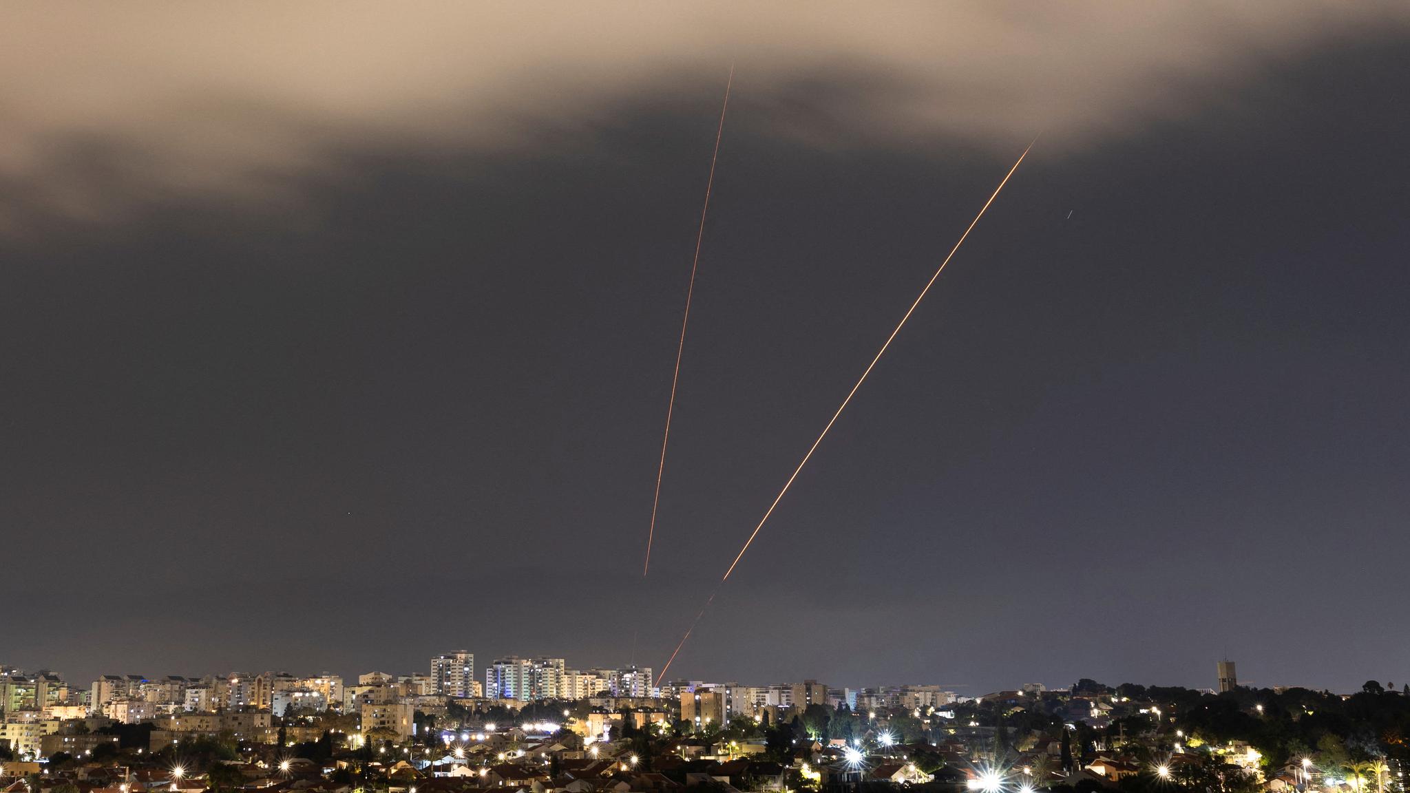 Israel utsatt for massivt angrep – varsler «betydelig respons»