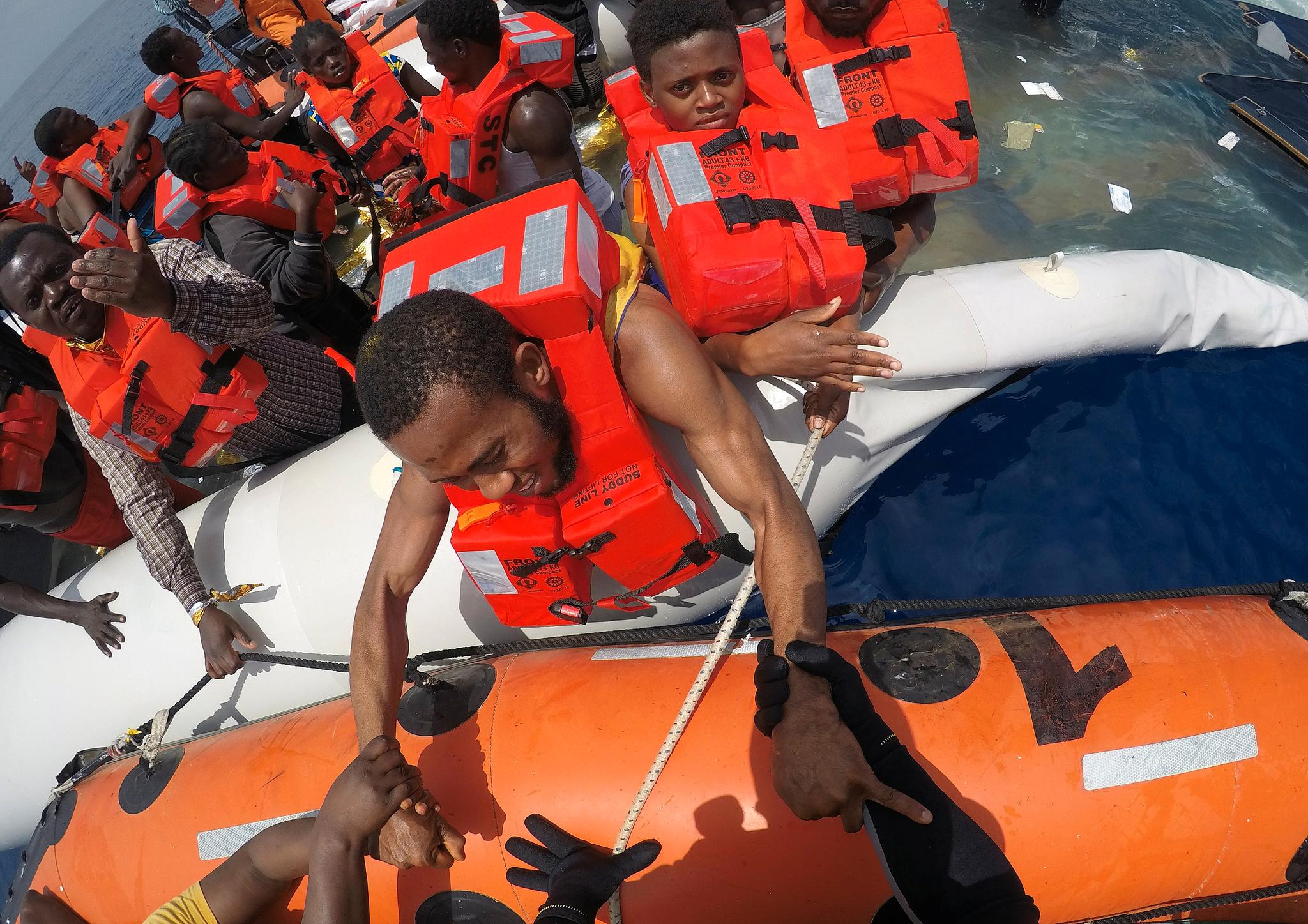 Migranter blir reddet av hjelpearbeidere utenfor kysten av Libya i juni i år. Det er dette arbeidet Generasjon Identitet vil sette en stopper for. 