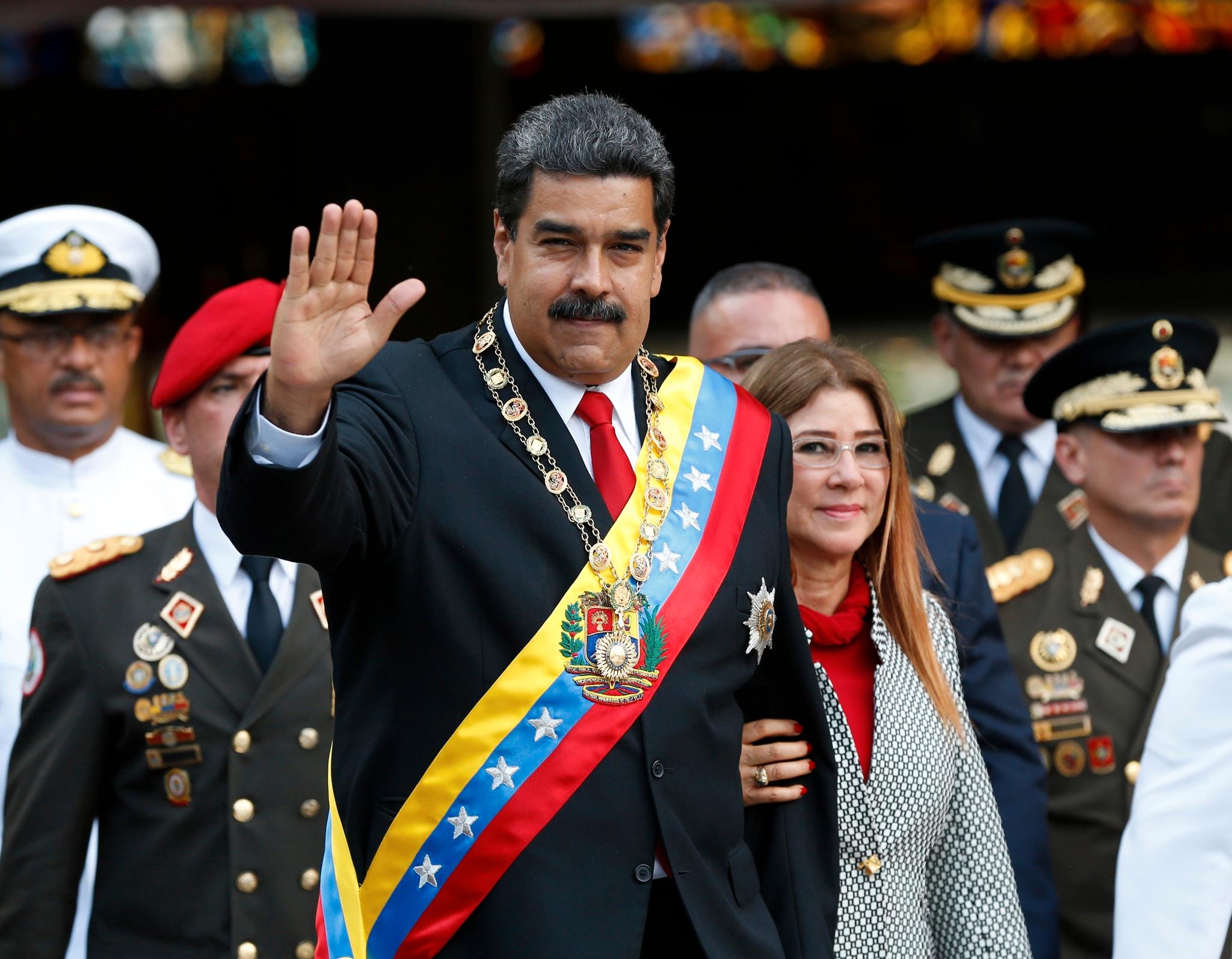  Venezuelas president Nicolás Maduro og hans kone  Cilia Flores på vei til en militærparade avholdt i mai.
