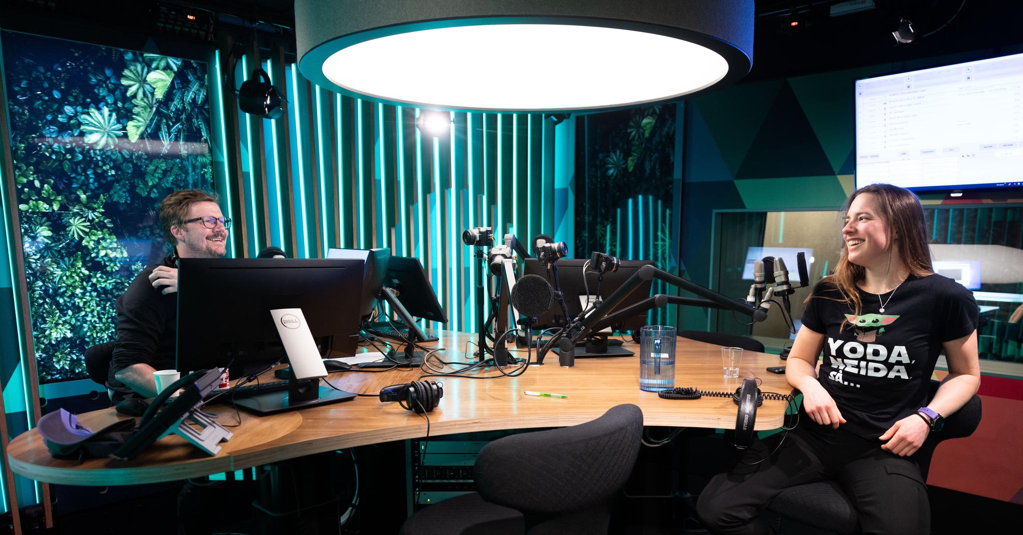 Strümke i studioet til podkasten «Drivkraft» – ett av tre ulike NRK-programmer hun deltok i den dagen.