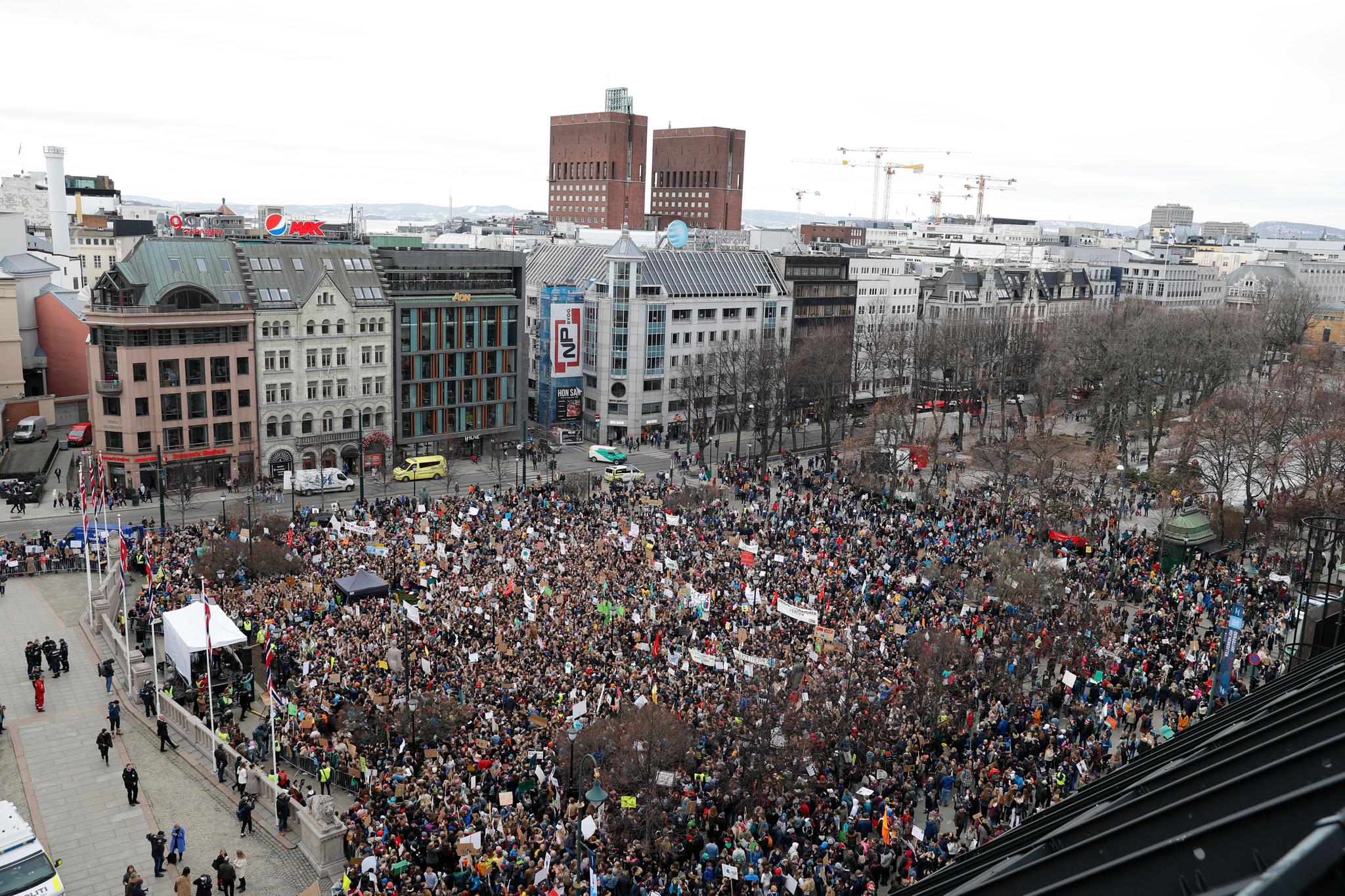 Eidsvolls plass foran Stortinget klokken 13 fredag 22. mars. Omkring 15.000 skoleelever møtte opp.