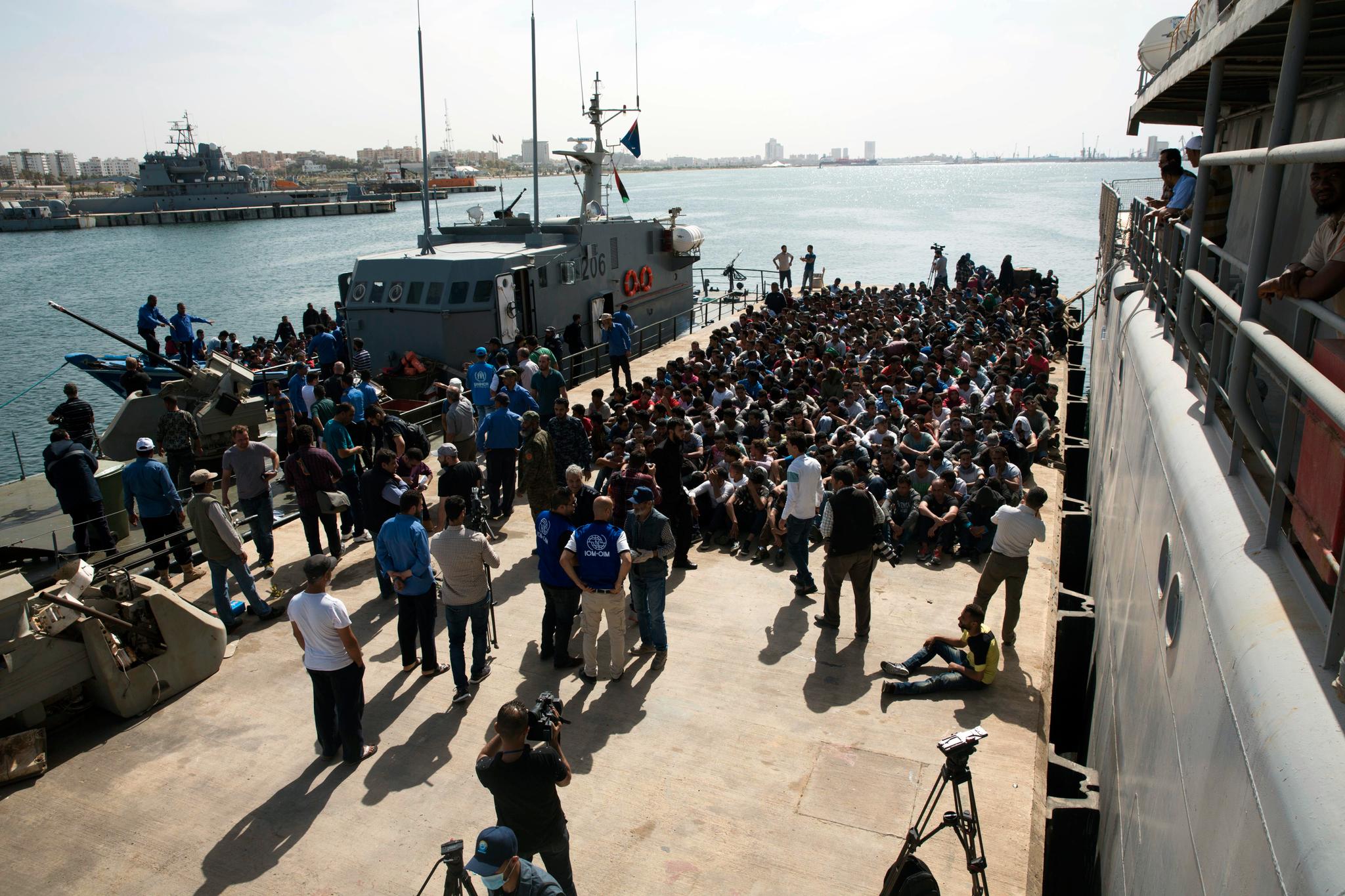Tusenvis av flyktninger og migranter er plukket opp i Middelhavet de siste ukene, som disse som ble fraktet tilbake til Libya 10. mai. 