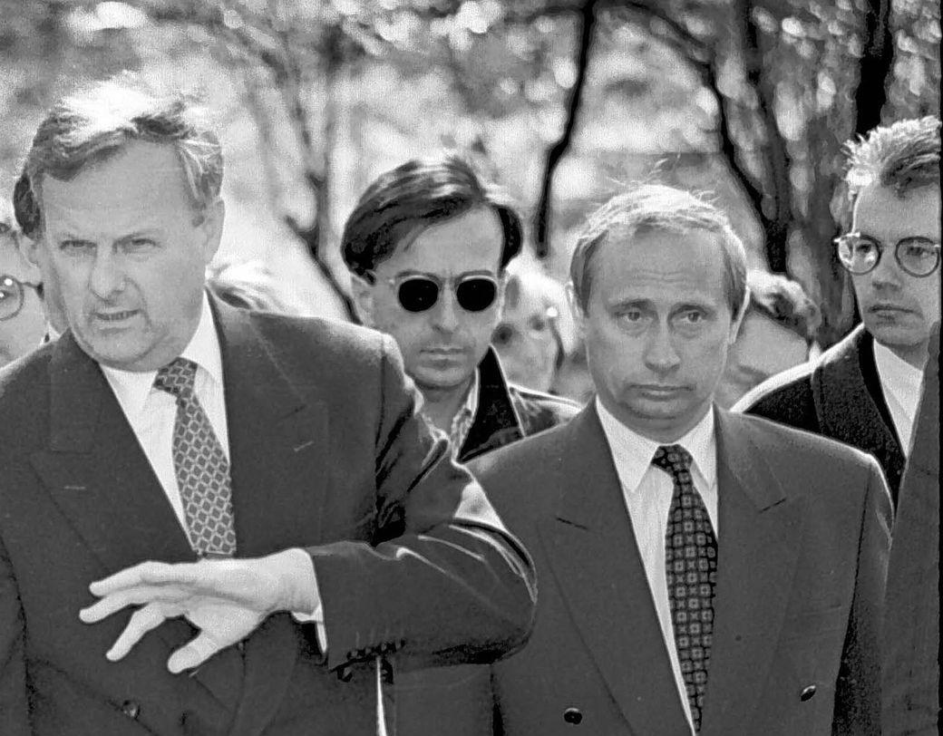 Etter at Sovjetunionen ble oppløst og spionkarrieren gikk i vasken, flyttet Vladimir Putin tilbake til hjembyen St. Petersburg. I 1994 var han varaborgermester, t.v. borgermester Anatoly Sobchak. 