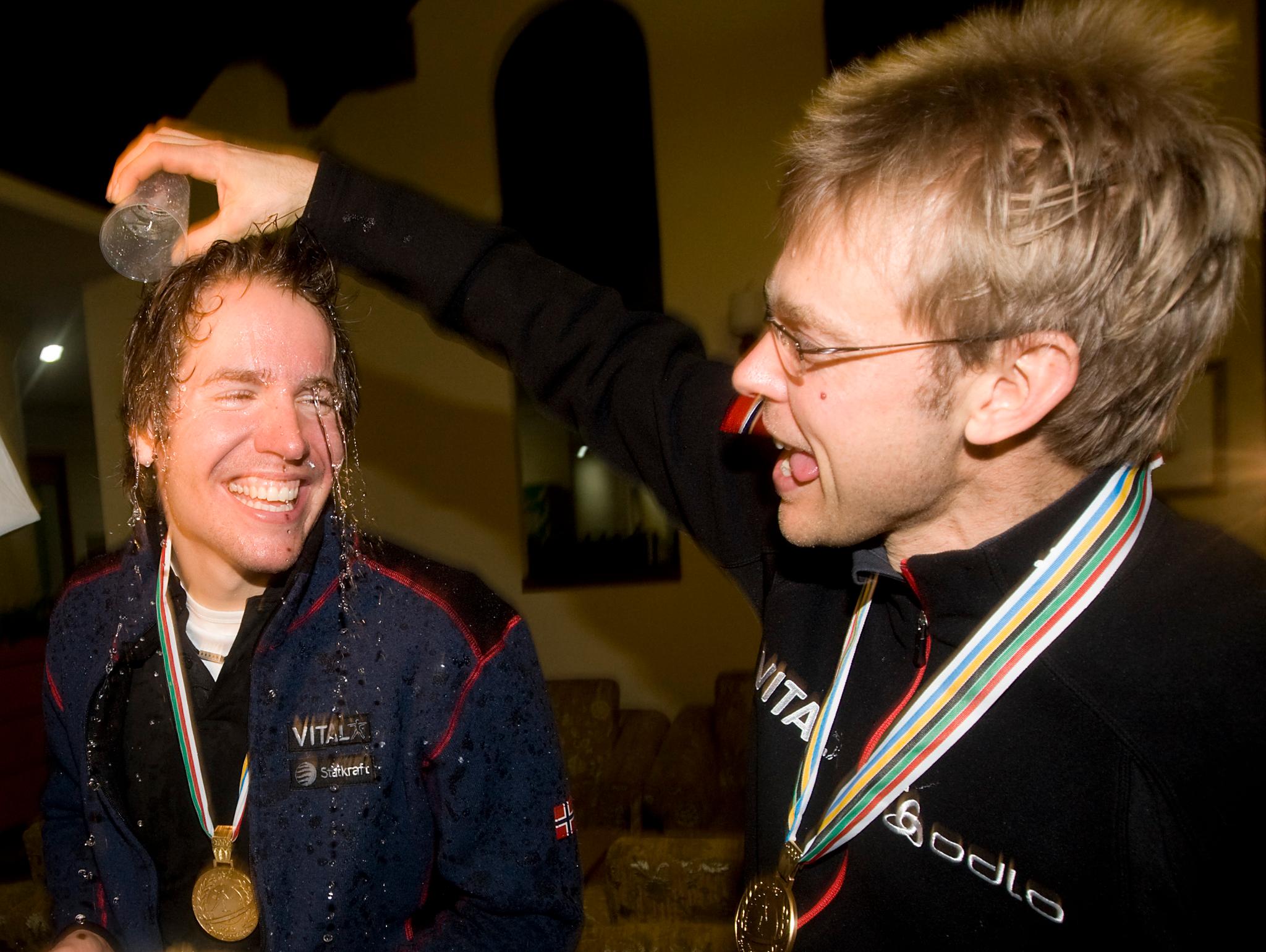 Hanevold feirer stafettgull fra Pyeongchang i 2009 med Emil Hegle Svendsen.