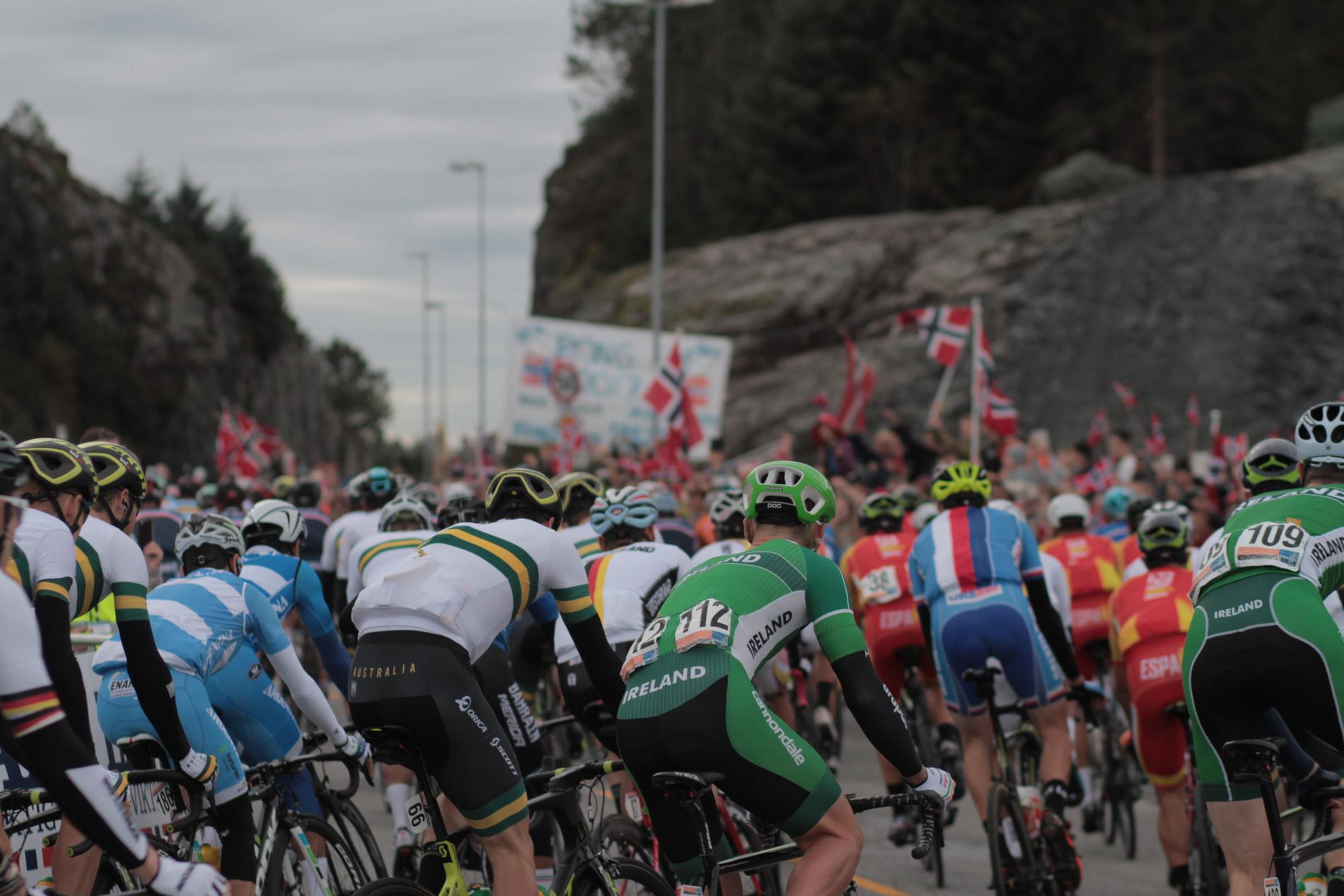  Her er syklistene på vei frem til start til stor interesse fra mange fremmøtte i Øygarden.  