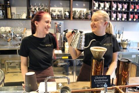 Linn Andersen og Jonna Ljungström hos Steam Kaffebar.
