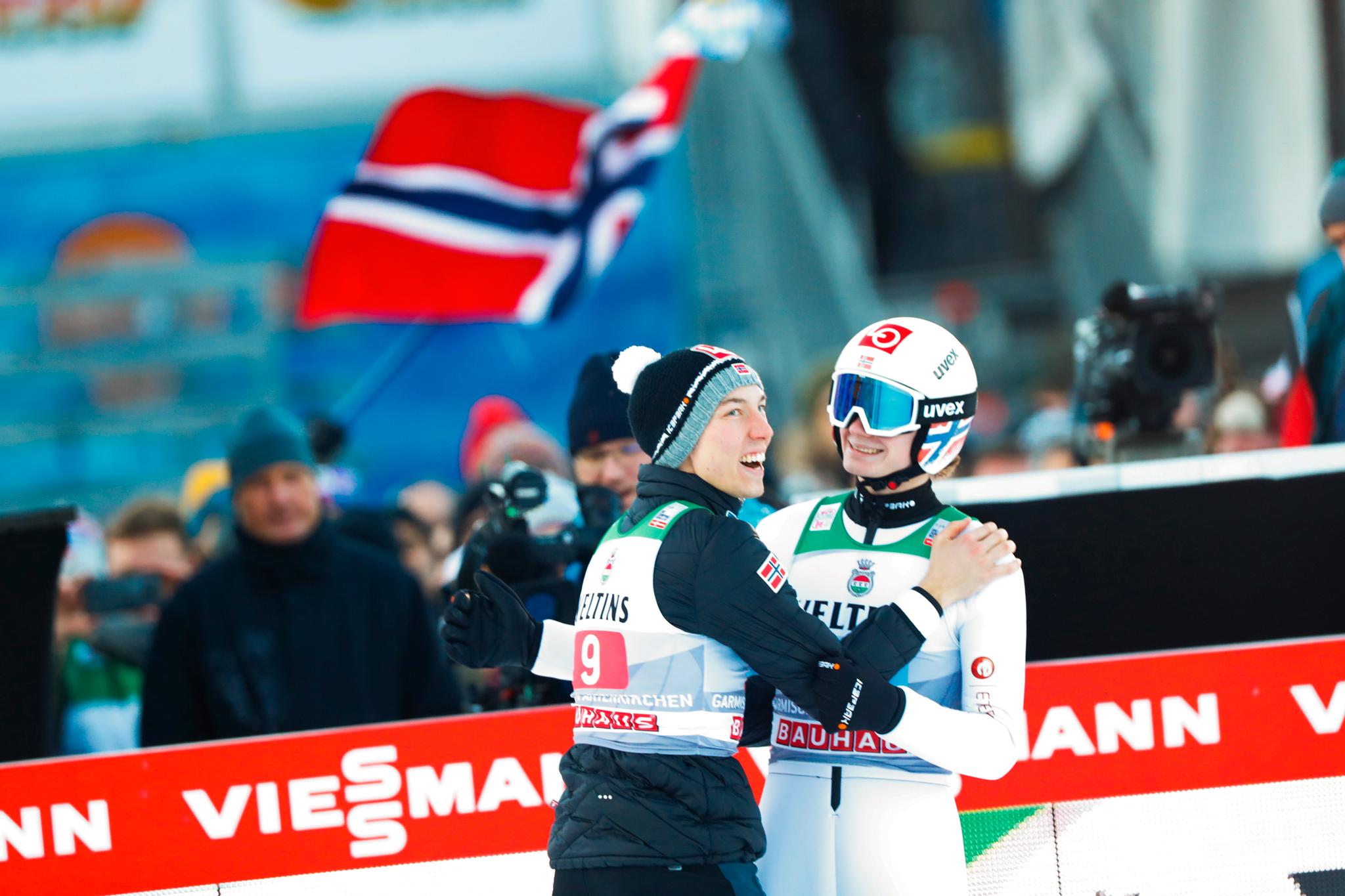 Marius Lindvik (til høyre) gratuleres av lagkamerat Johann André Forfang etter seieren.