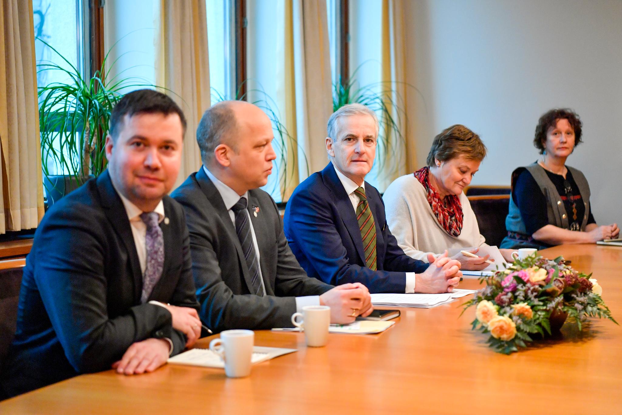 Statsminister Jonas Gahr Støre og finansminister Trygve Slagsvold Vedum møtte de parlamentariske lederne på Stortinget for å presentere sitt forslag til hjelpepakke for Ukraina mandag. 