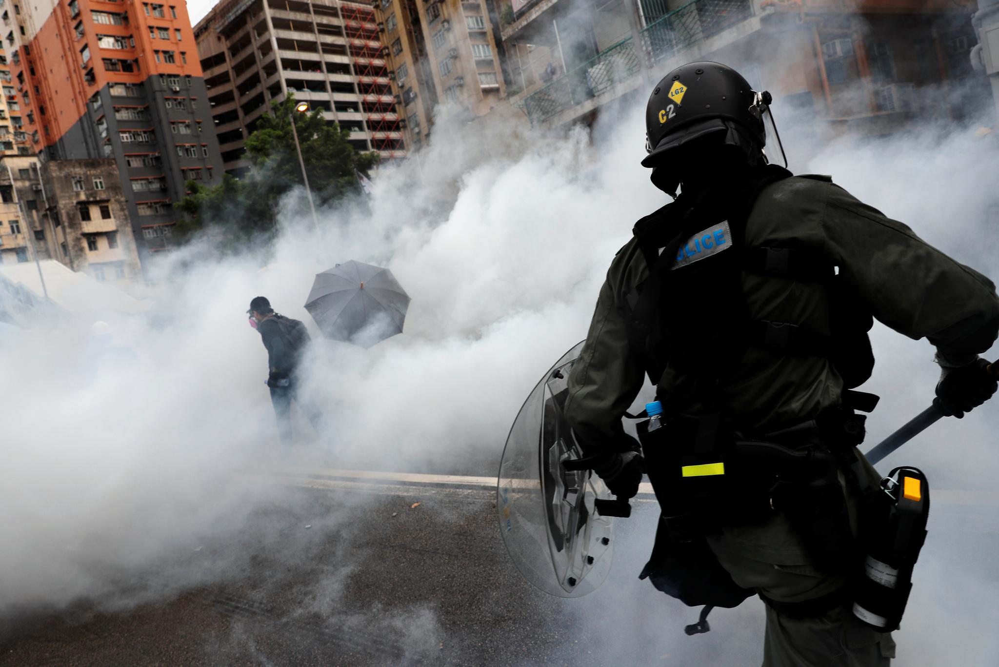 Opprørspoliti tok i bruk tåregass mot demonstranter i Hongkong lørdag.