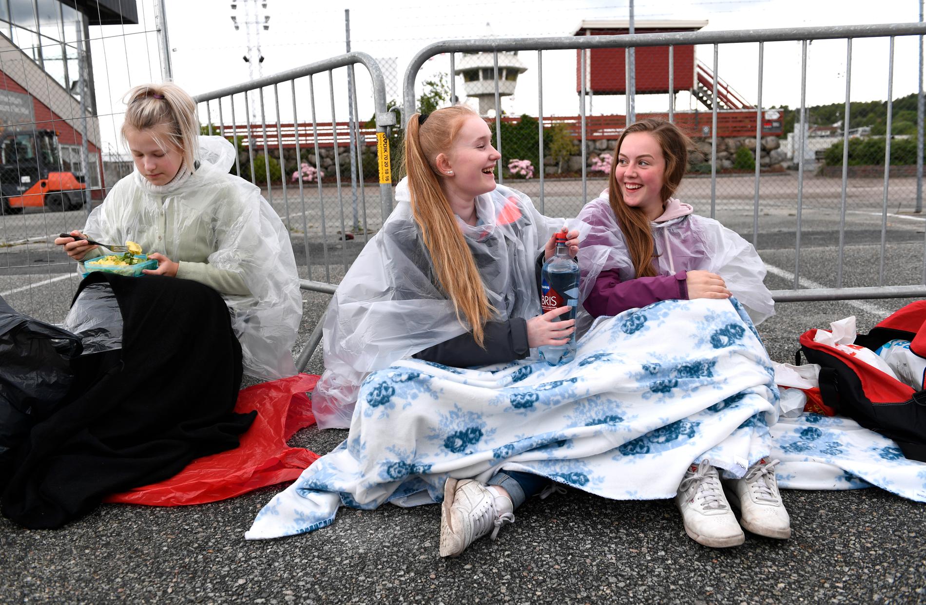 Hedda Brennbakk (15) og Therese Storhaug (15) valgte å sove hjemme, og heller stille seg i køen ved daggry. Helt til venstre er Rebecka Olsson (16). Hun og søsteren har tatt turen fra Gøteborg i Sverige for å få med seg konserten.