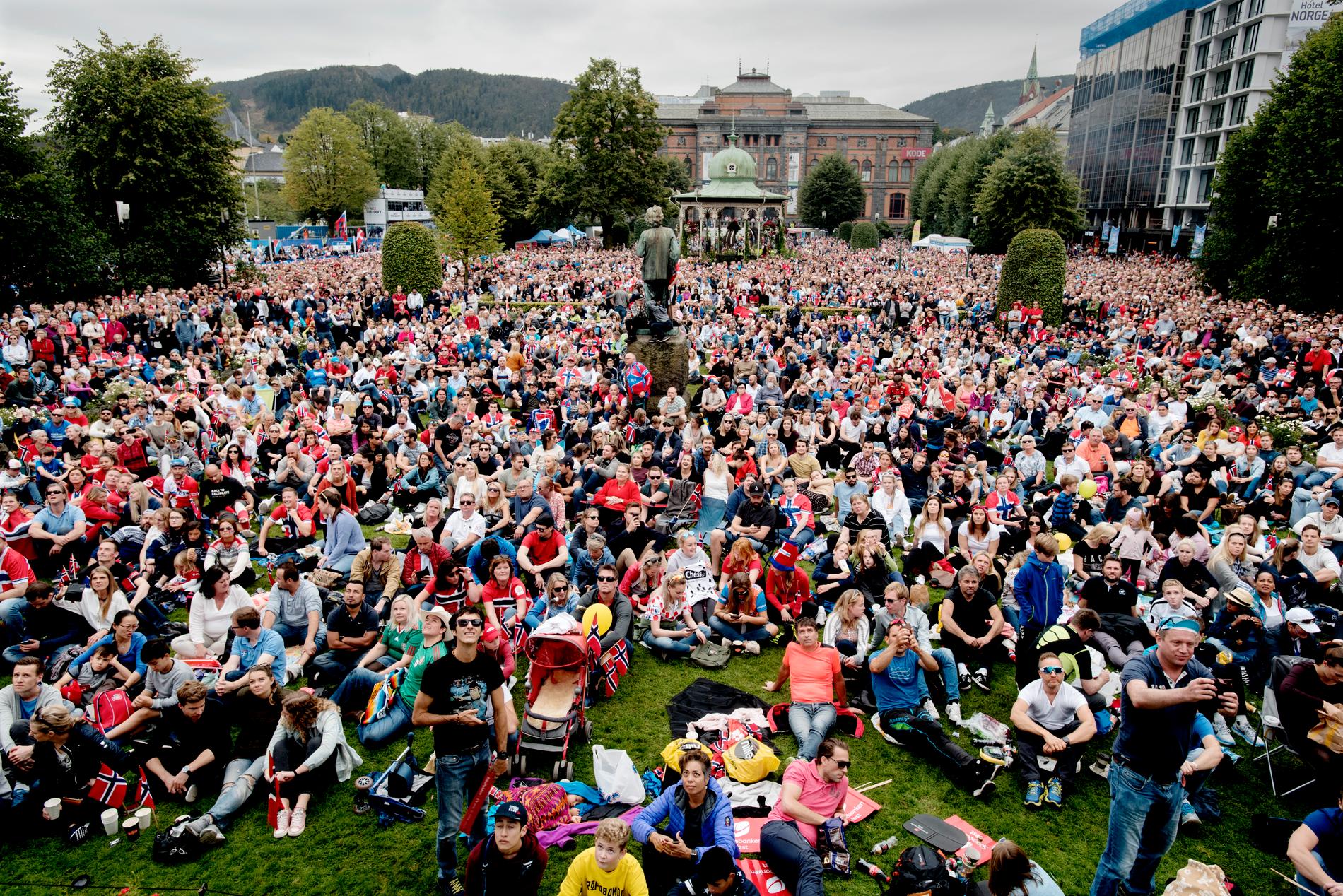 FOLKEHAV: Bildet er fra sykkel-VMs siste dag, da folk samlet seg i Bergen for å se herrenes fellesstart på storskjerm.