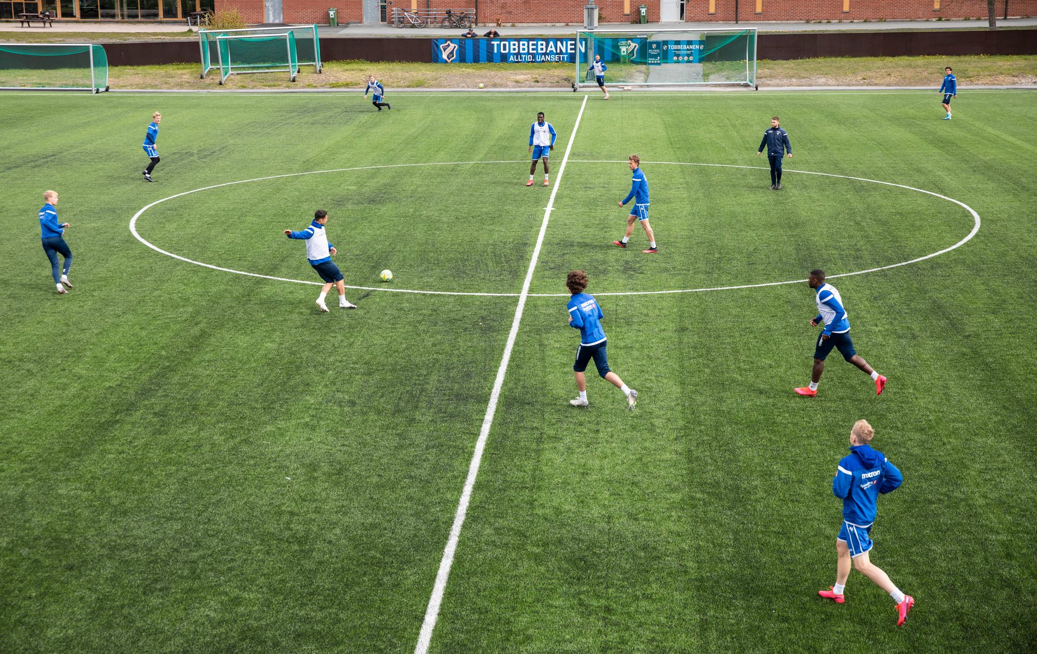 Fotballtrening teller ikke som sosiale sammehenger, ifølge byrådet i Oslo. Her fra trening på Nadderud i mai. 