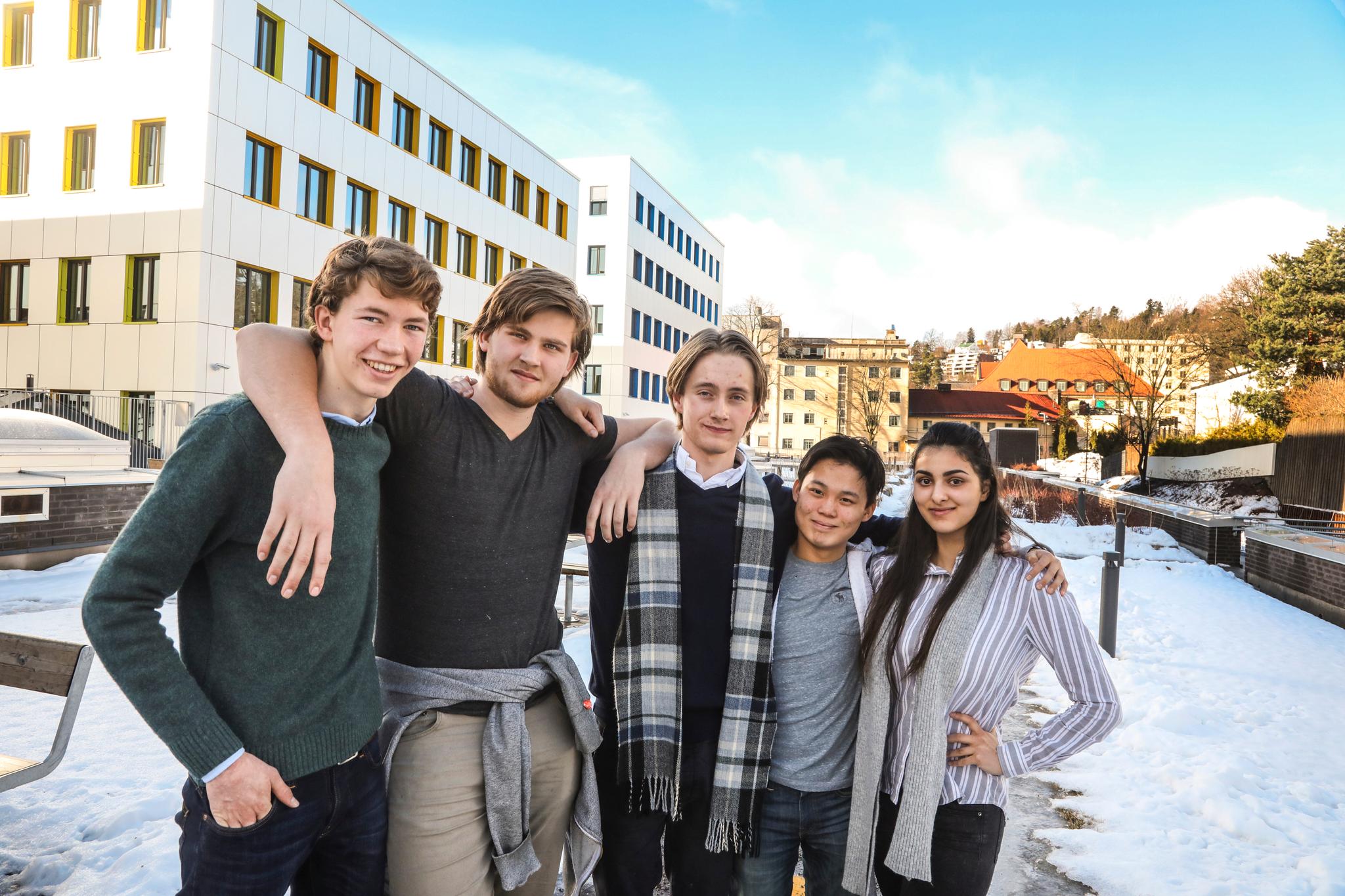  Ullern VGS-elevene Markus (17) (t.v.), Fredrick (18), Oscar (16), Nicolas (18) og Yasmin (17) er alle involverte i Vestre Aker Unge Høyre. De mener politikk er den beste arenaen for å bli hørt.