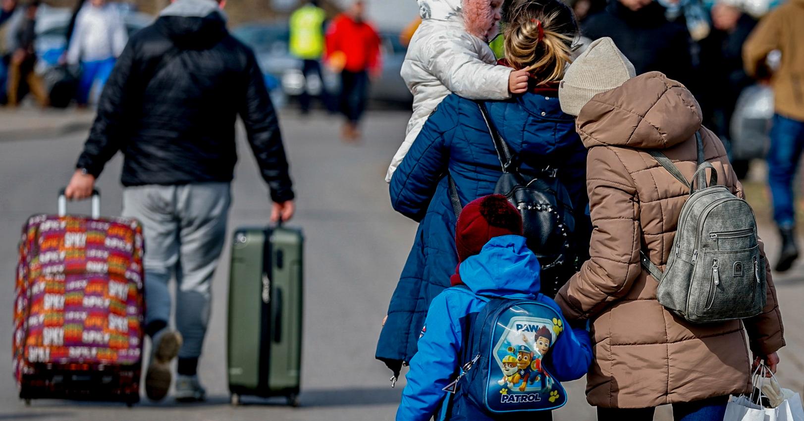 Det er mange på flukt fra Ukraina. Kommunene i Norge har sagt at de foreløpig kan ta imot opp mot 22.000 flyktninger. Dette bildet er tatt på grensen mellom Polen og Ukraina 1. mars.