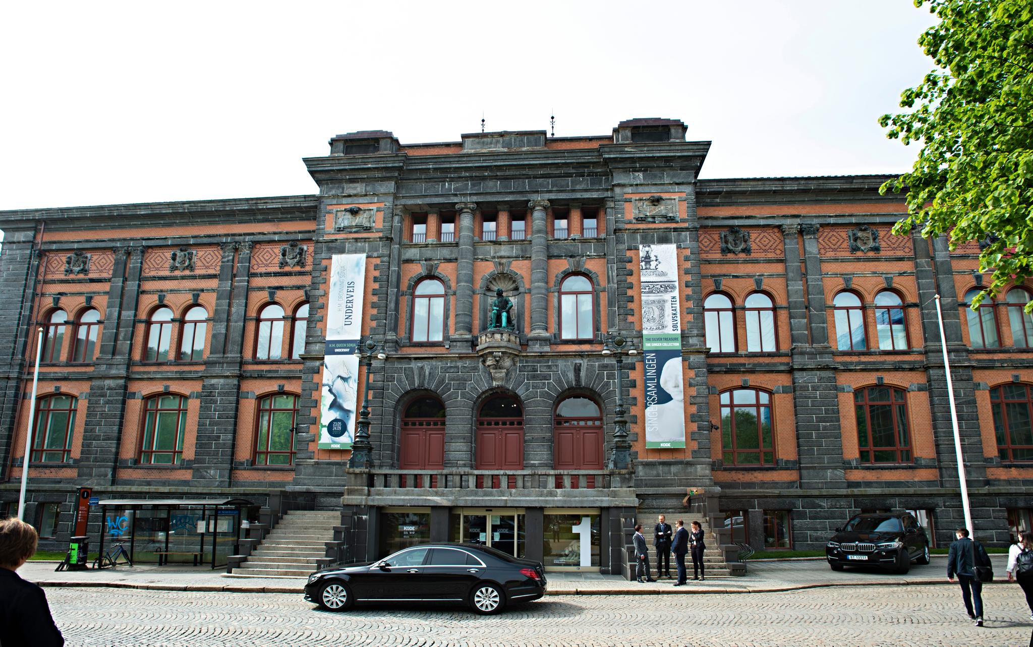 KODE kunstmuseer og komponisthjem i Bergen, her ved KODE 1, varslet i forrige uke om en truende konkurs. Det er gode grunner til at museene er utålmodige nå, skriver Karin Hindsbo