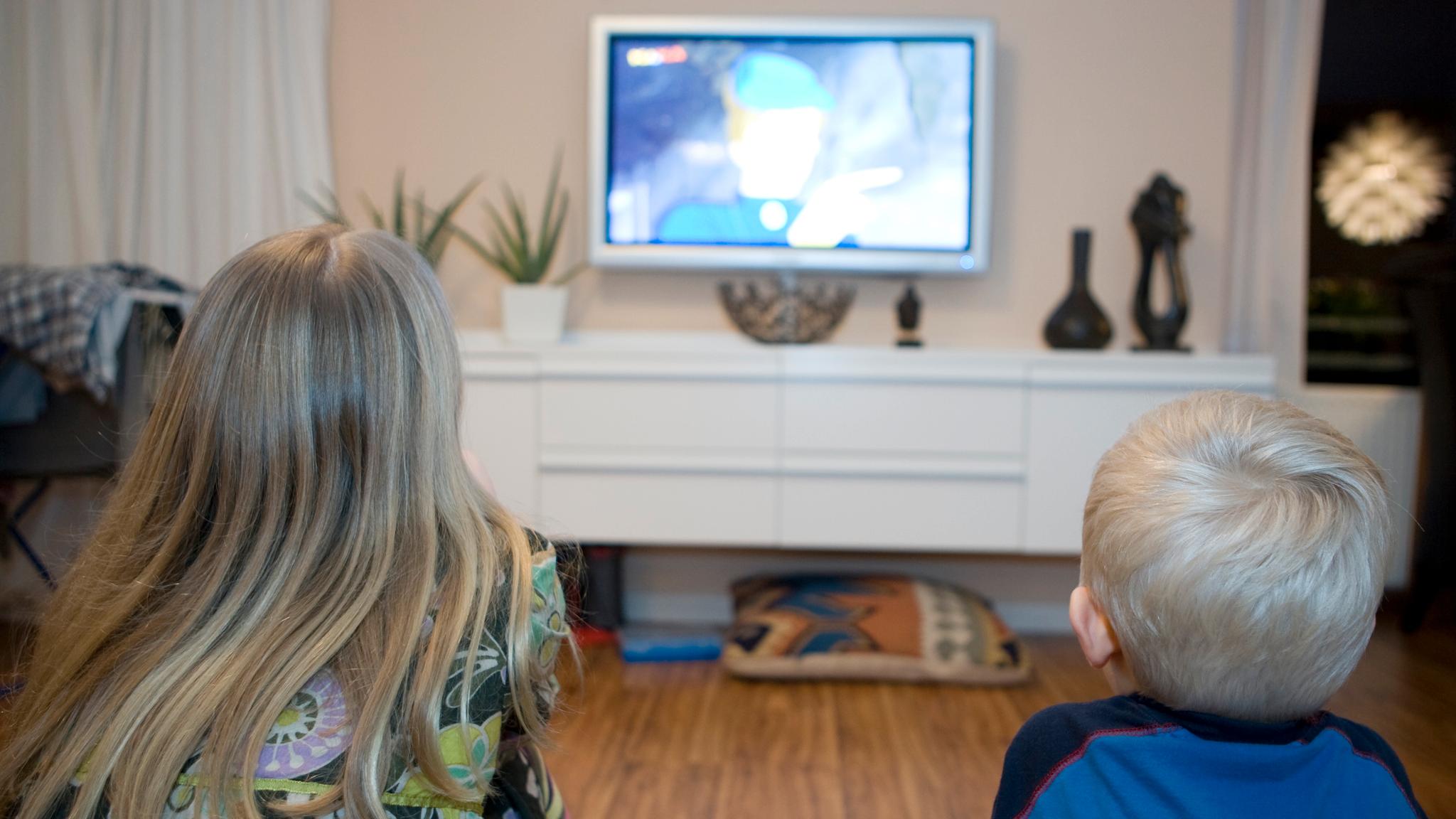 Mange små barn bruker mye tid foran TV-en eller med et nettbrett.