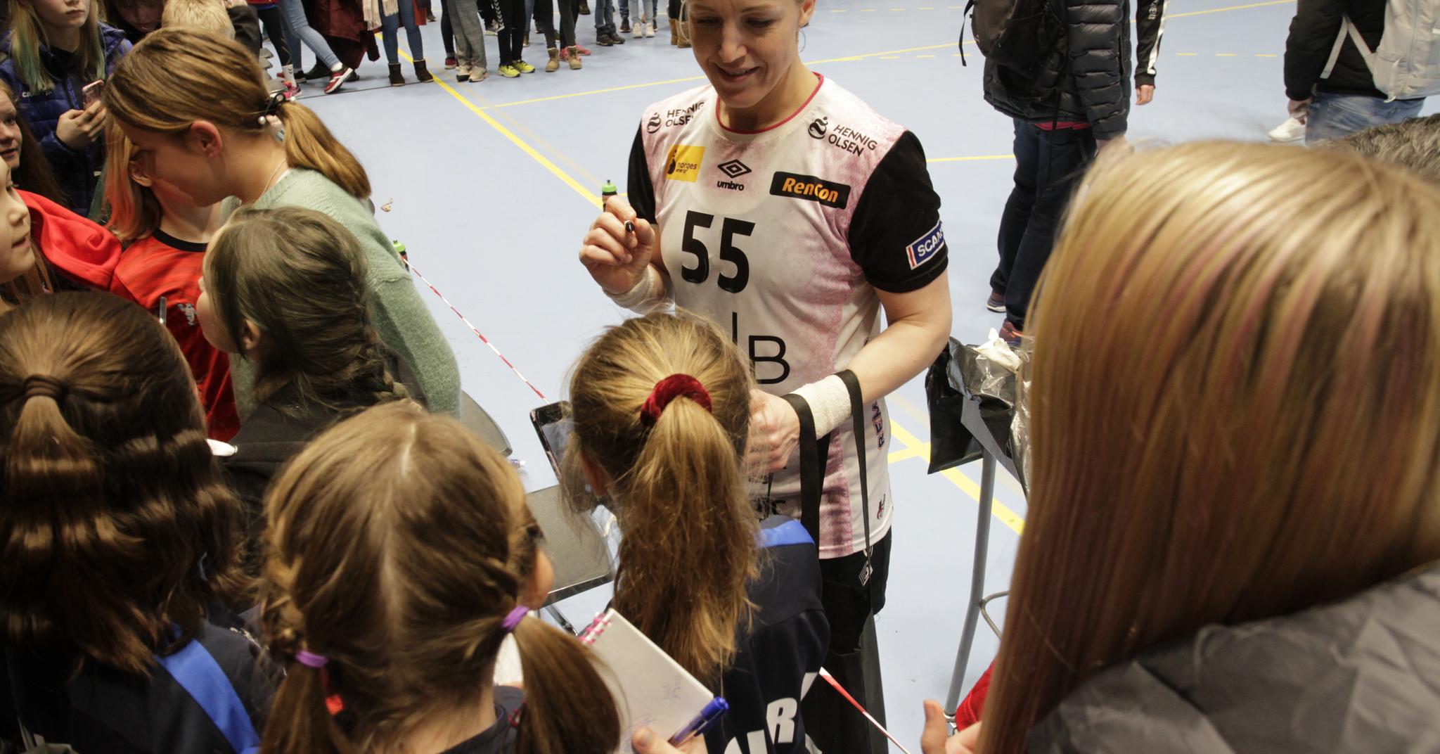 Heidi Løke var utvilsomt det største trekkplasteret blant spillerne. Etter kampen ble hun stående igjen for å skrive autografer og stille opp på selfies.
