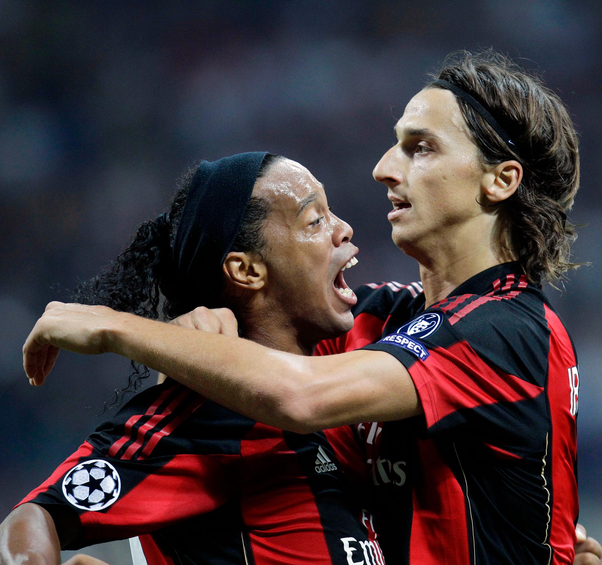 Ronaldinho sammen med tidligere lagkamerat i Milan, Zlatan Ibrahimovic. 