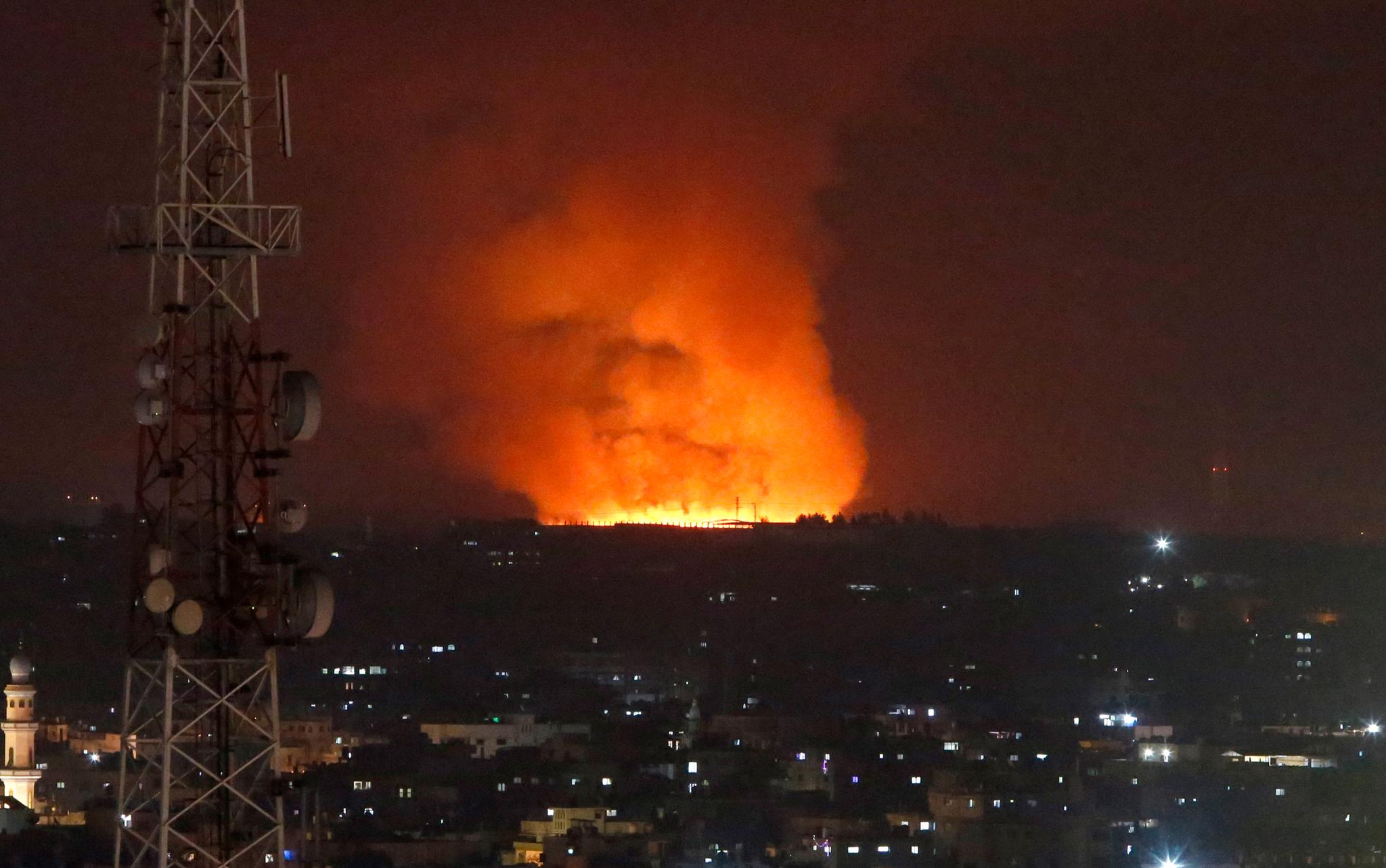 Røyken stiger etter at israelske raketter traff Gaza 10. mai i år.