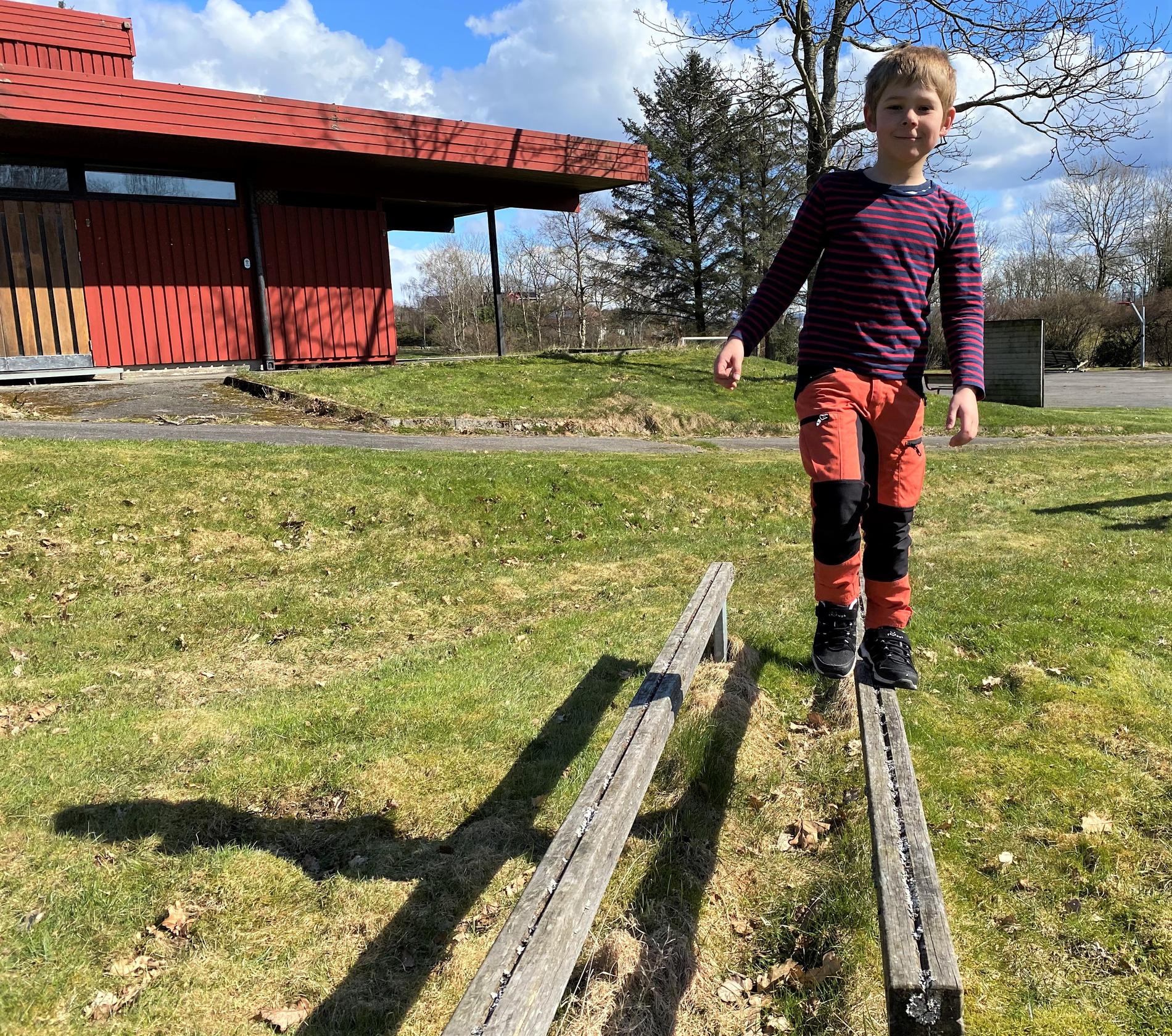 Sju år gamle Kasper synes det er gøy å leke både ute og inne på skolen.|Arne Geir Steinsland (t.v.), Hege Lalid og Kasper forteller at grendehuset blir brukt jevnlig.