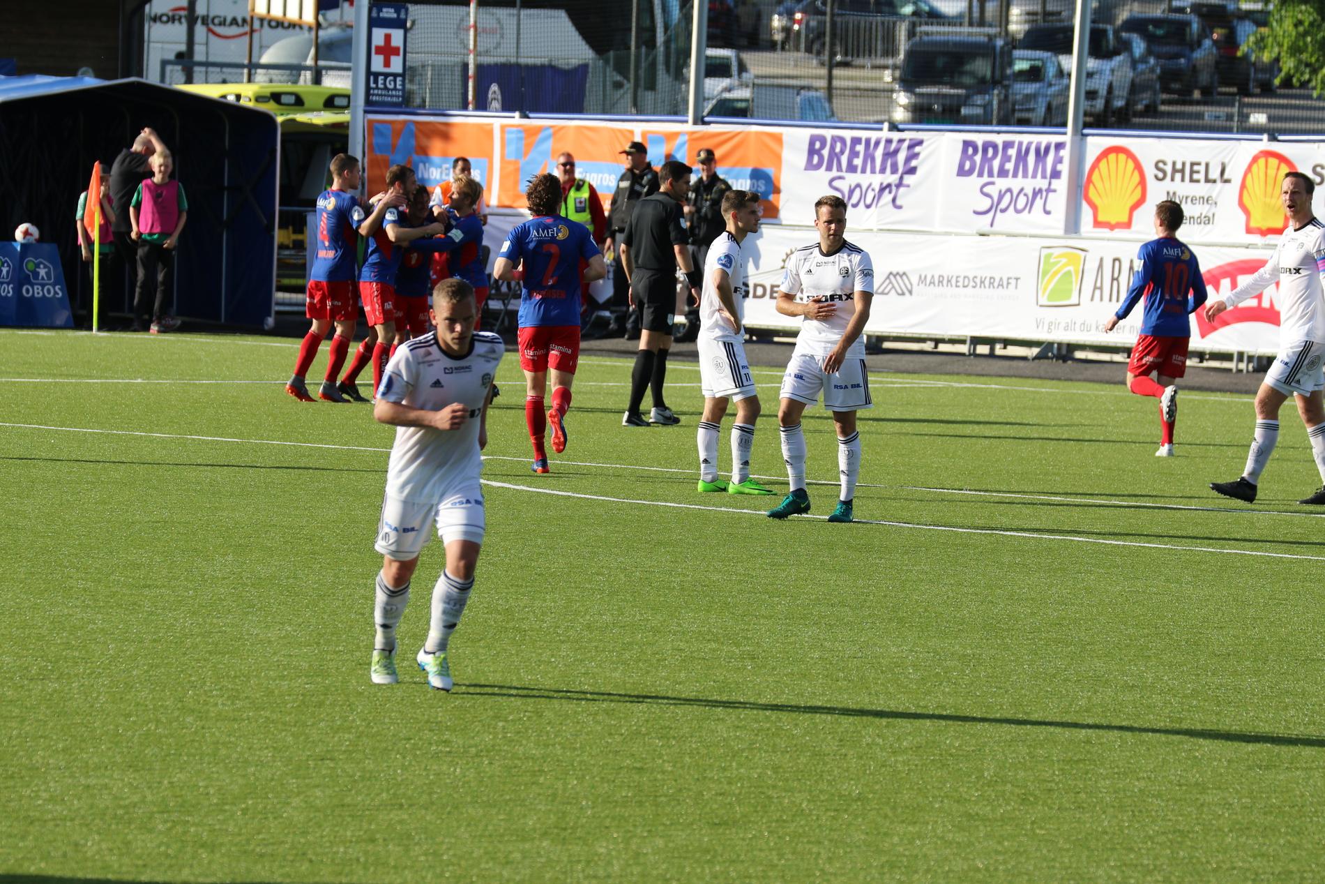  FORTVILER: Arendal-spillerne fortviler etter 0–2 og nok et kontringsmål imot. Laget tapte til slutt 1–2 hjemme mot Tromsdalen.