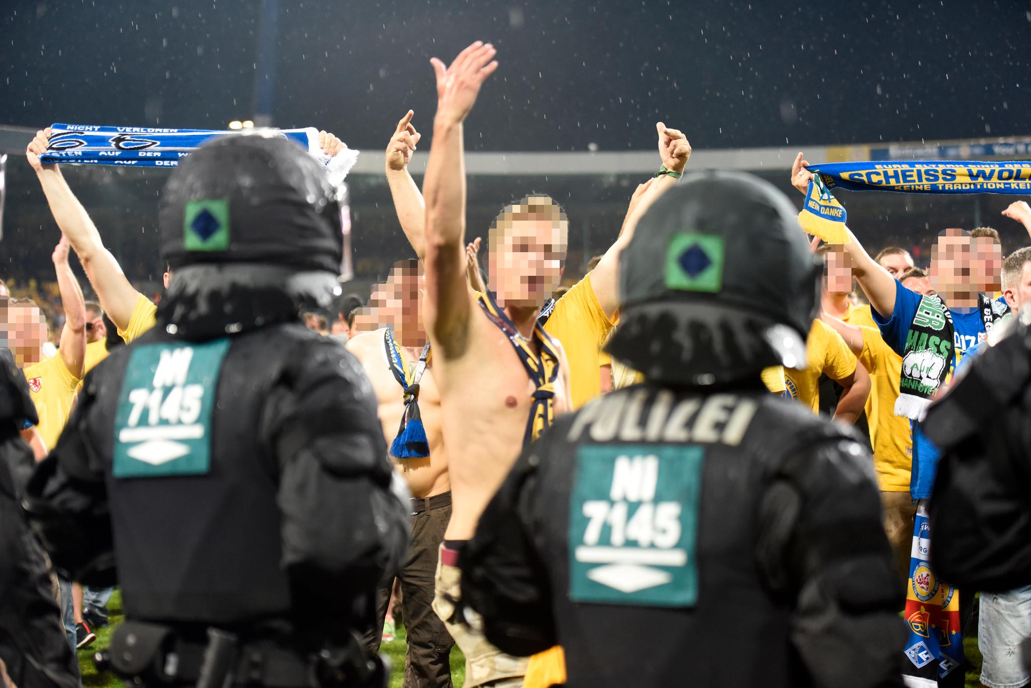 Hjemmesupporterne stormet banen etter playoff-kampen mellom Eintracht Braunschweig og Wolfsburg.