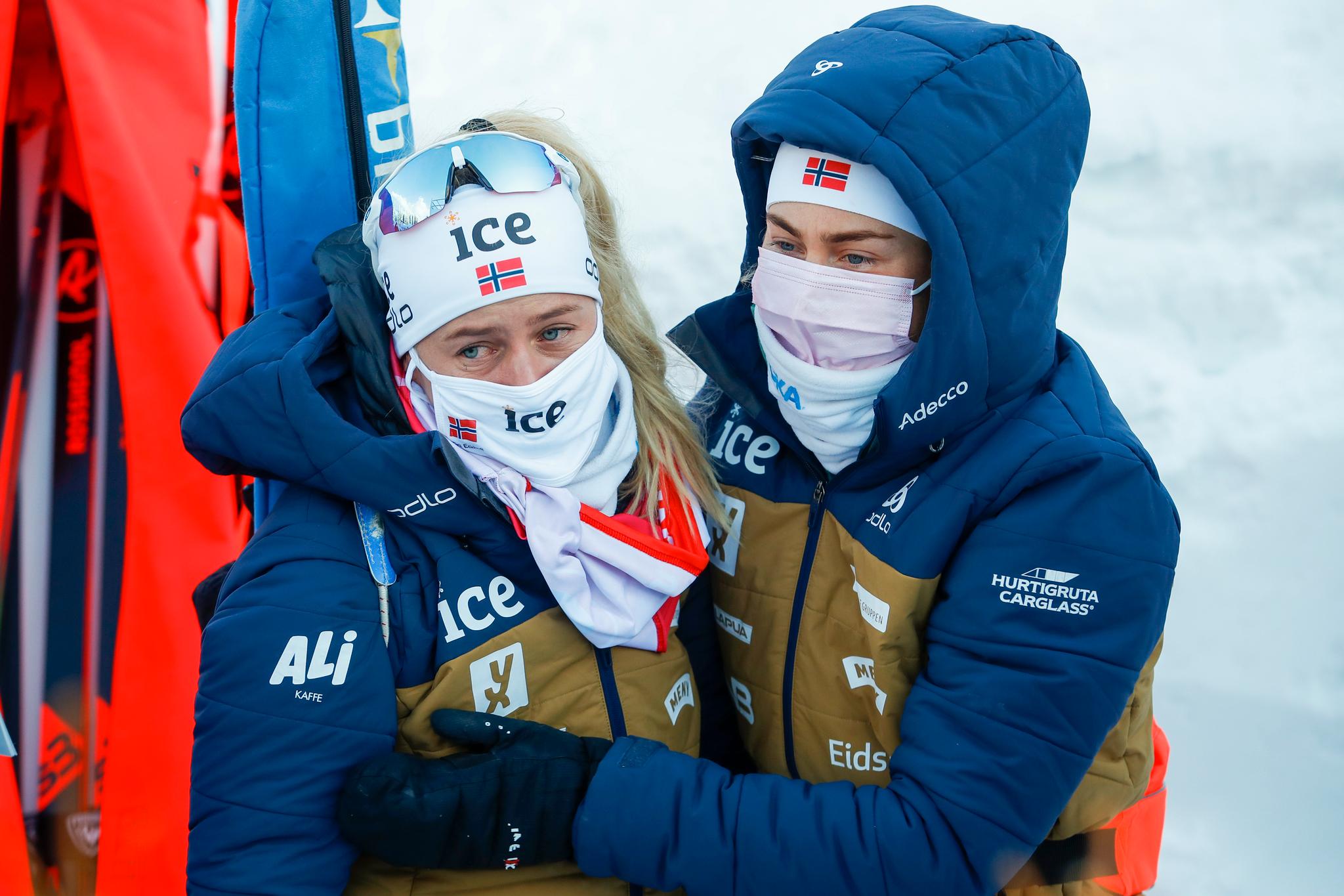 Ingrid Landmark Tandrevold (t.h.) gratulerer Tiril Eckhoff med gull på 7,5 sprint for kvinner under VM i skiskyting. 