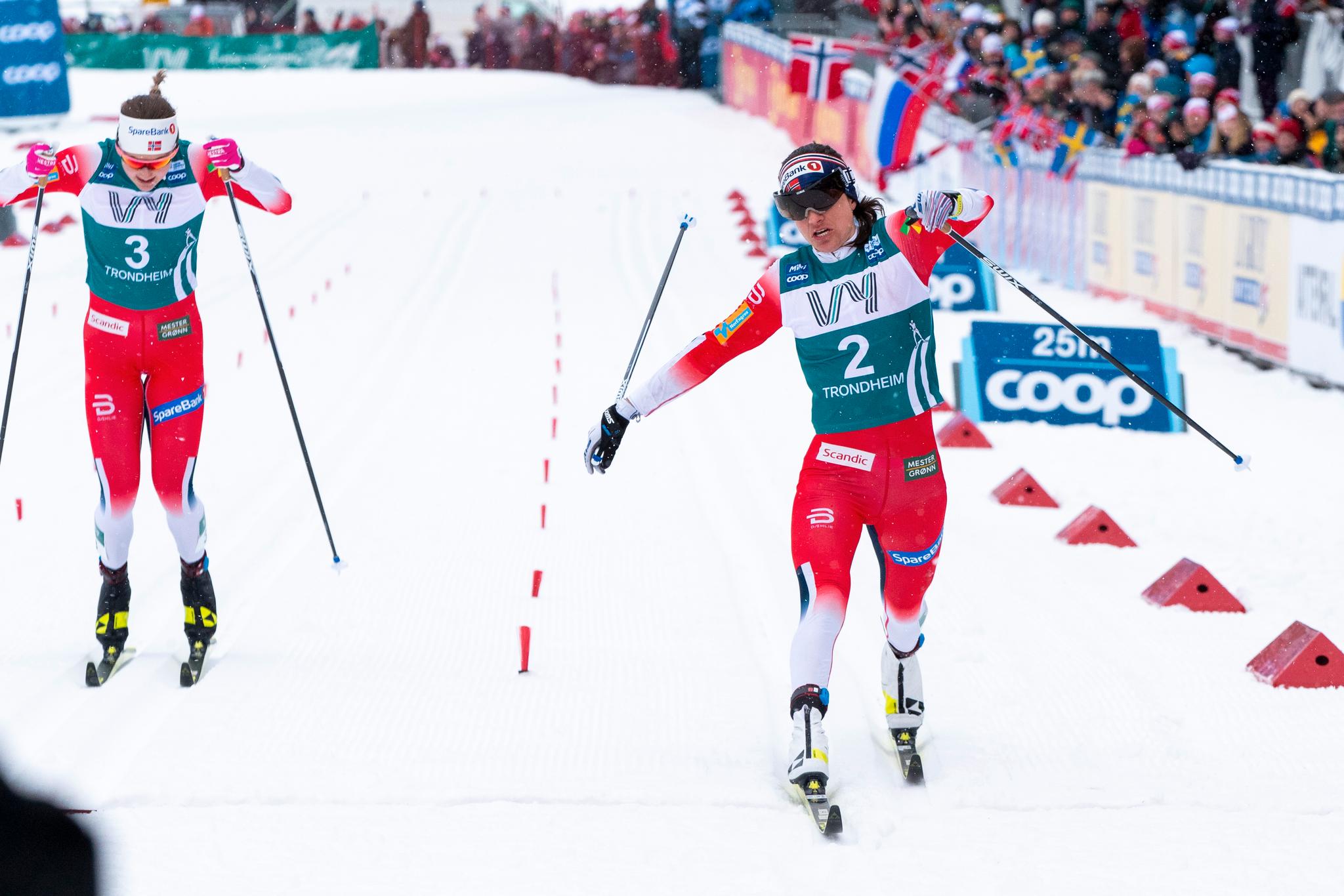 Her er Heidi Weng de nødvendige meterne foran Ingvild Flugstad Østberg i mål.
