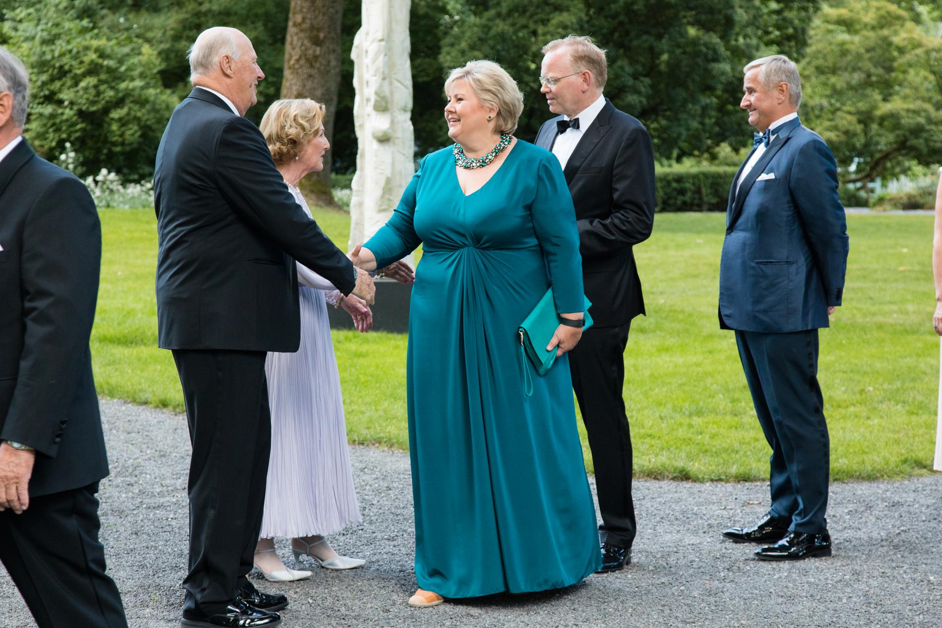 PÅ FEST: Statsminister Erna Solberg hilser på kong Harald.