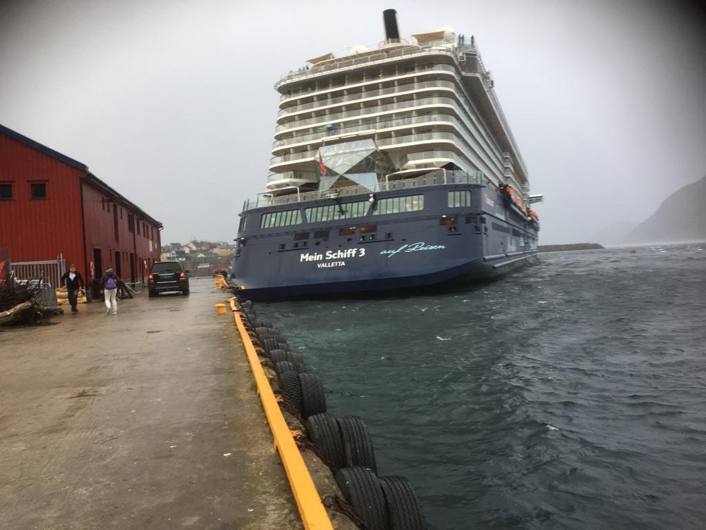 Cruiseskipet Mein Schiff 3, som lå til kai i Honningsvåg, slet seg fra fortøyningene tirsdag kveld. Foto: Randi Iren Olsen / Finnmarksposten / NTB scanpix