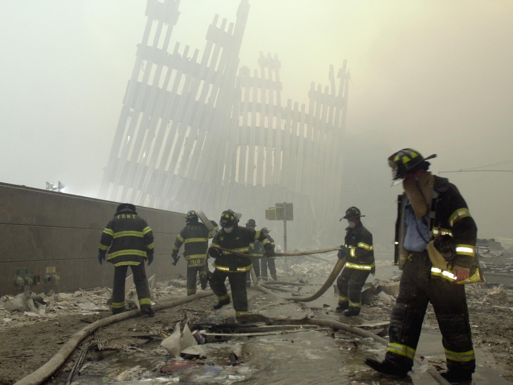 Brannfolk rydder opp i ruinene etter det islamistiske terrorangrepet mot World Trade Center i New York.