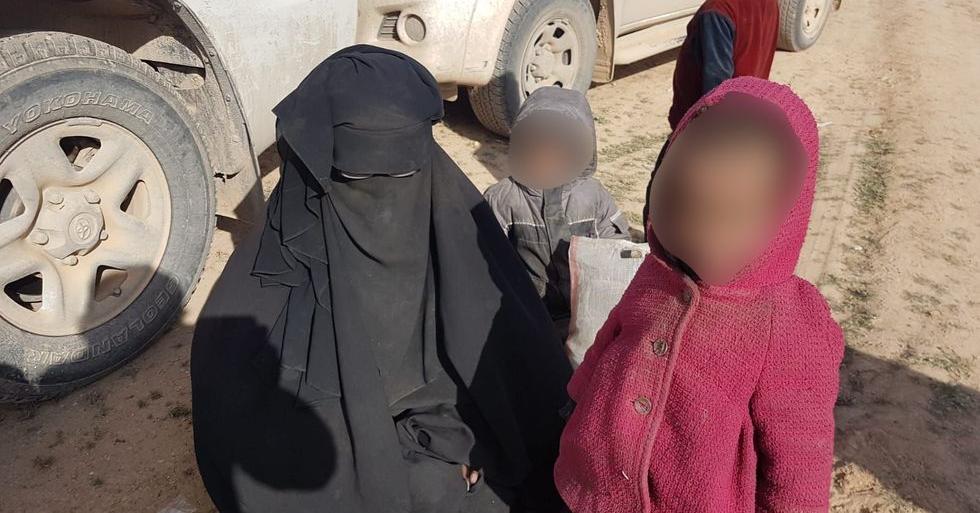 Den 28 år gamle kvinnen har to barn. De ble avbildet i det de kom seg ut av IS-kontrollert område denne uken.