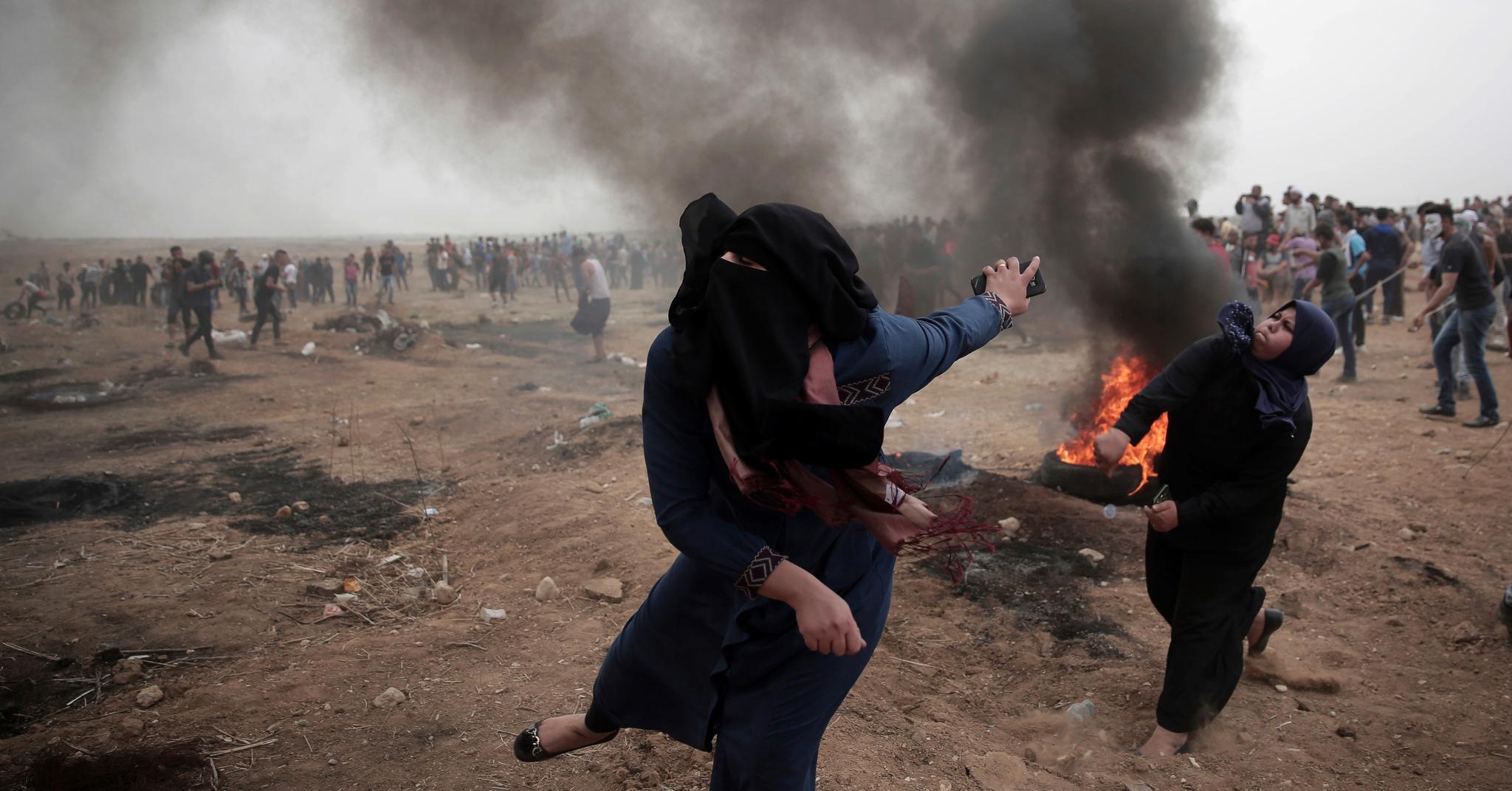  Stadig flere palestinske kvinner har deltatt i de siste protestene på Gaza, observerer Palestinakjenner og stipendiat Erik Skare. Her kaster to kvinner stein mot israelske styrker.