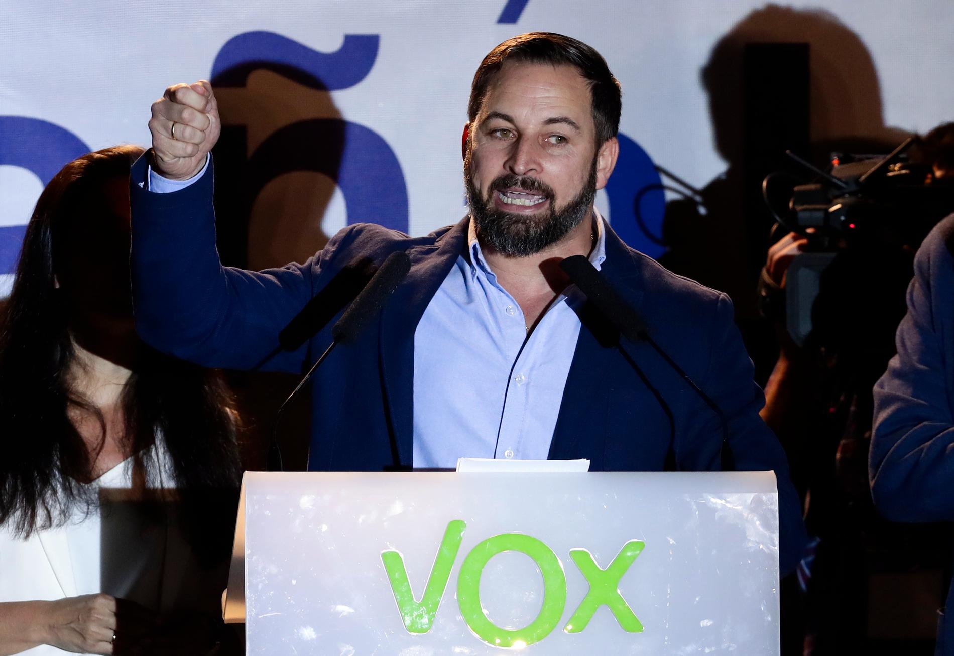 STERK FREMGANG: Vox’ partileder Santiago Abascal taler til tilhengerne etter valget forrige søndag. «Til nå har Spania vært forskånet for partivekst på ytterste høyrekant. Utviklingen er urovekkende», mener BT. 