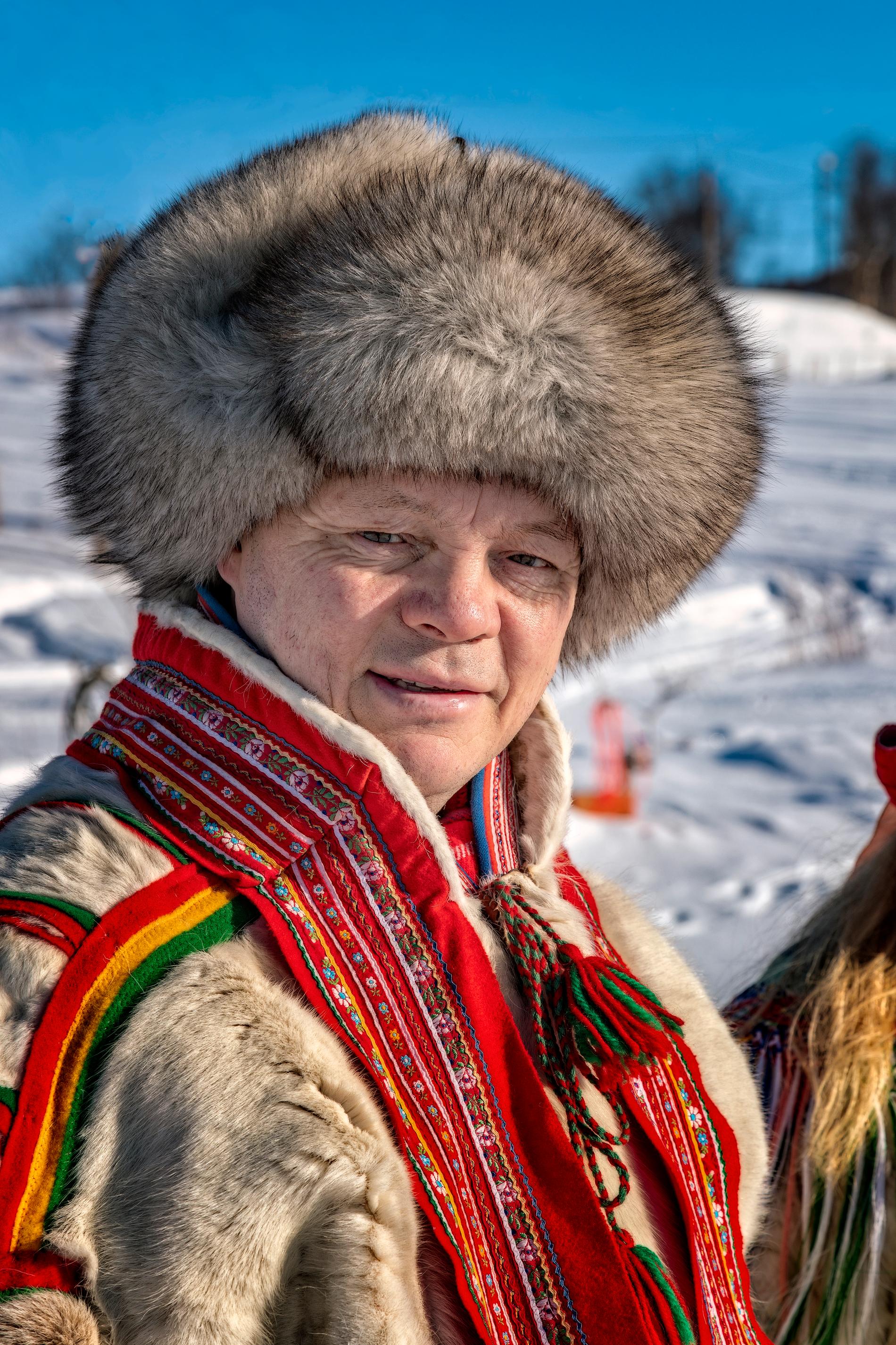 Johan P. Eira lever av å fortelle turister om samisk fortid og fremtid i båt, til fots og i lavvoen.