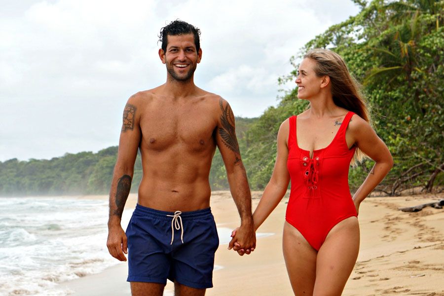 Angrer paret på at de solgt alt og dro på tur på ubestemt tid? Ikke i det hele tatt. Her er de på en strand i Costa Rica.