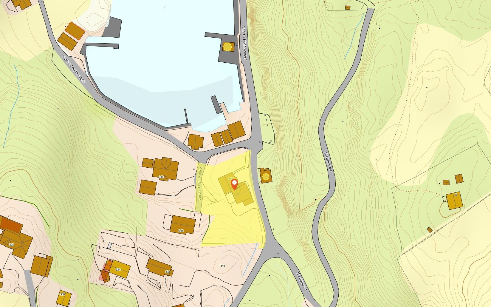 Pia Myrvolds eigedom markert med gult og med naustrettane markert som gule rundingar.