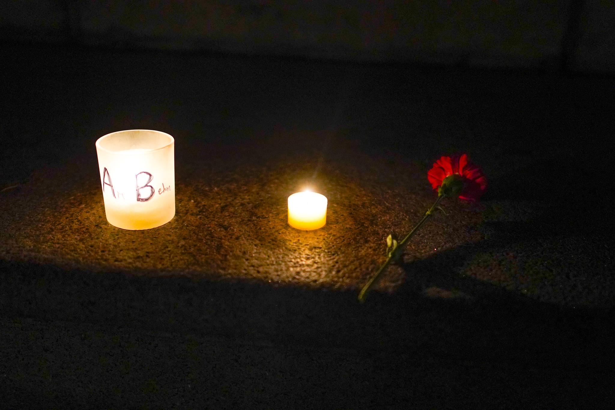 Noen personer tente lys og la ned blomster foran slottet etter meldingen om Ari Behns død onsdag kveld. 