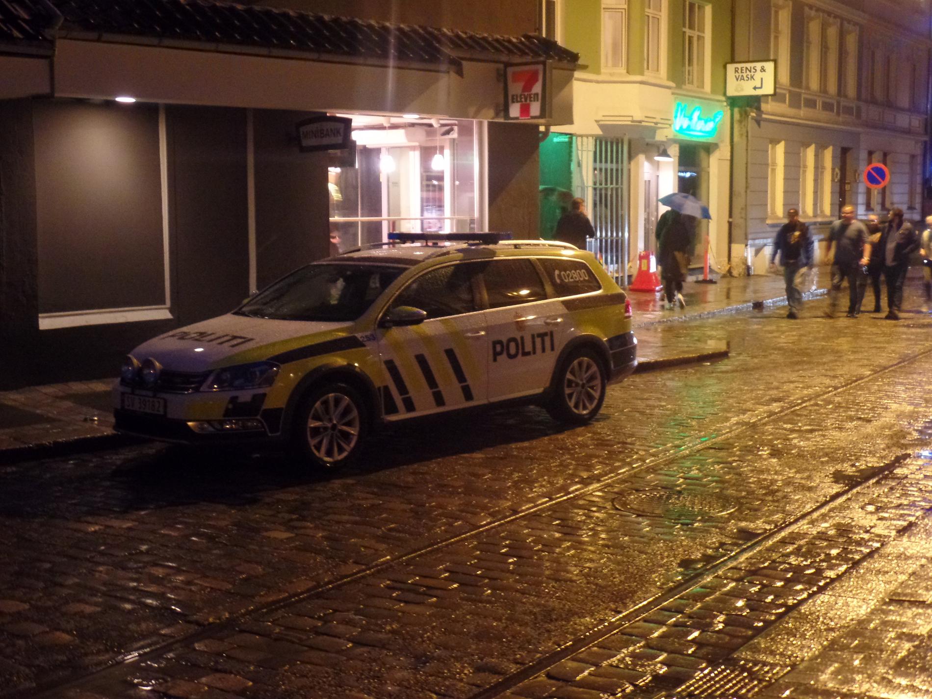 RYKKET UT: Politiet rykket ut til Magnus Barfots gate i Bergen sentrum etter meldingen om slagsmål natt til søndag.