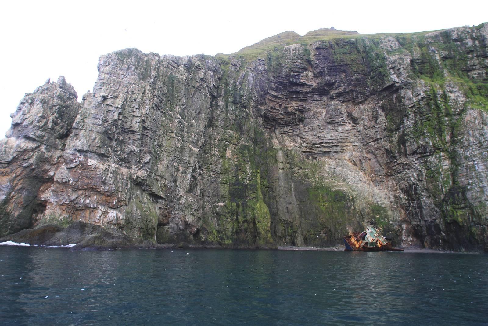 I de bratte klippene sør på øya hekker over en million sjøfugl. Her er også vraket av russiske «Petrozavodsk», som havarerte i 2009, parkert.