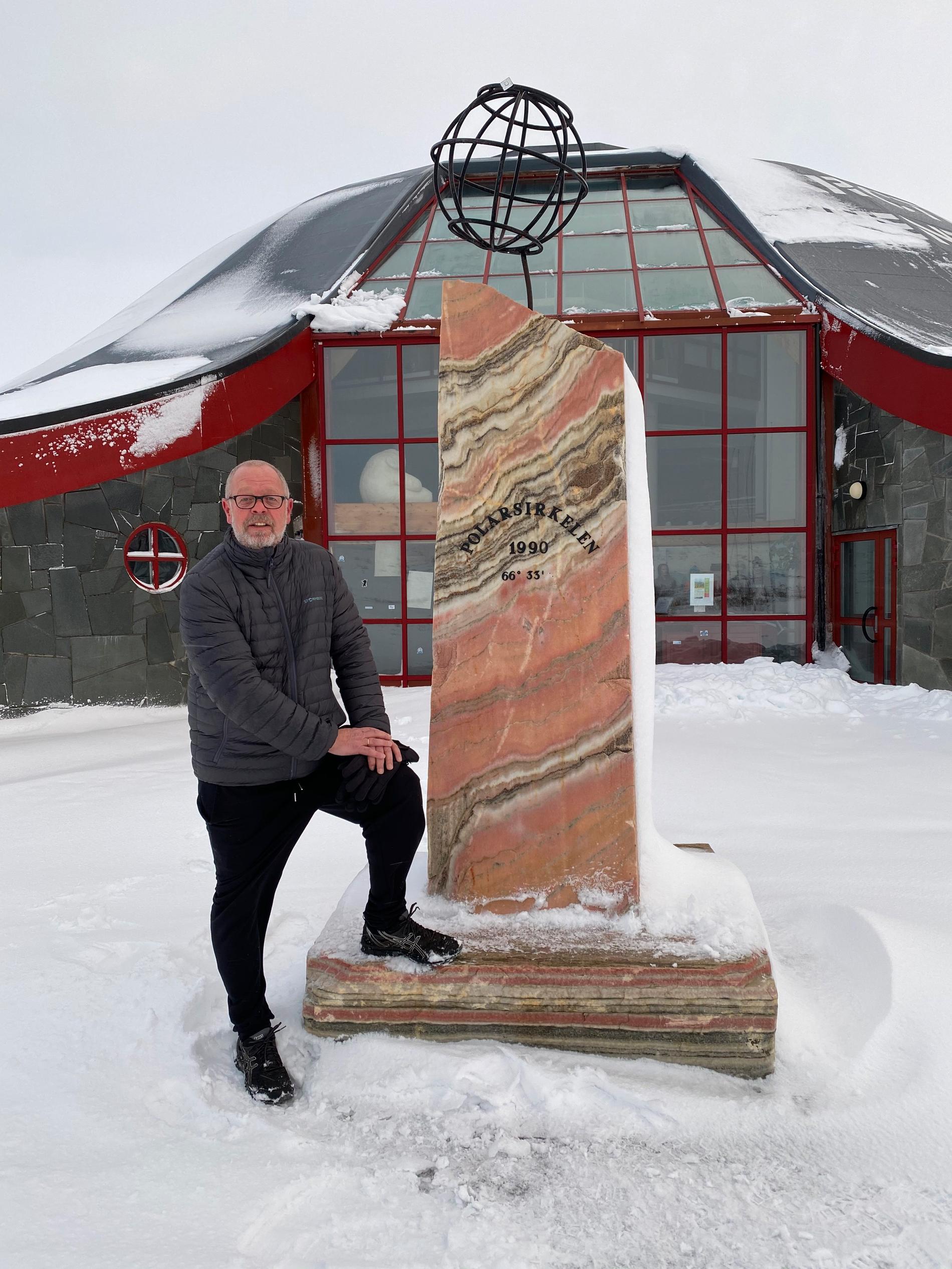 Gunnar Horpestad Jacobsen ved Polarsirkelen som krysser Helgeland, markerer grensen for Arktis, mens den sydlige markerer grensen for Antarktis. ||||||Gunnar H. Jacobsen fikk også litt tid til lesing mens han var i Nord-Norge. ||||Det er mye flott å se mens man kjører buss eller bil. ||Nydelig natur er en god del av Nord-Norge.||Nordlys er ikke uvanlig i Nord-Norge - og en flott opplevelse. ||«Onkel Oskar» er en engelsk pub i Mo i Rana. 