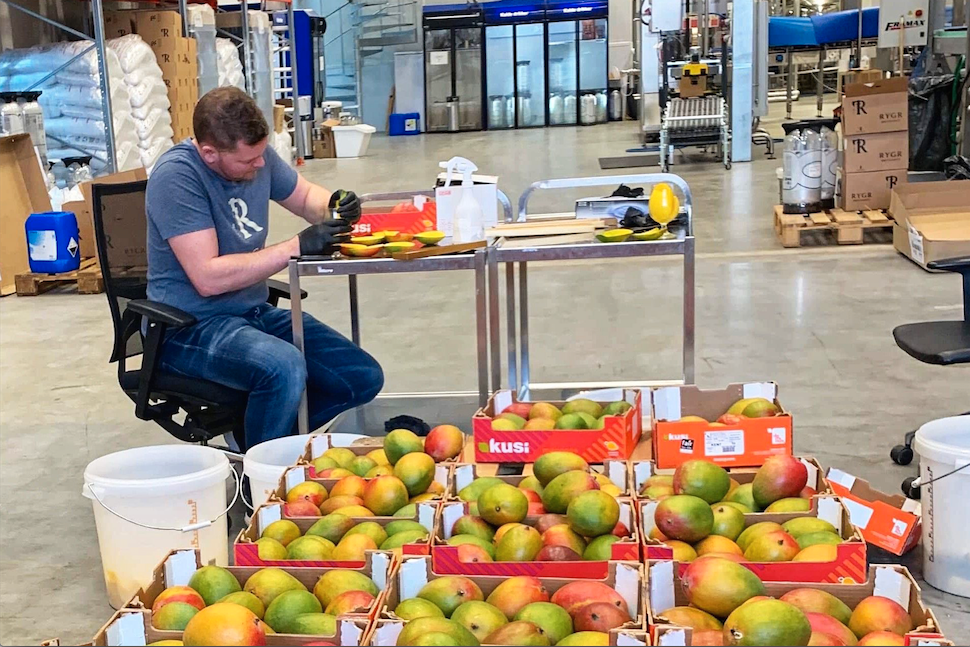 Bryggerimester Øyvind Tveit jobbet i flere dager med å skrelle mango.