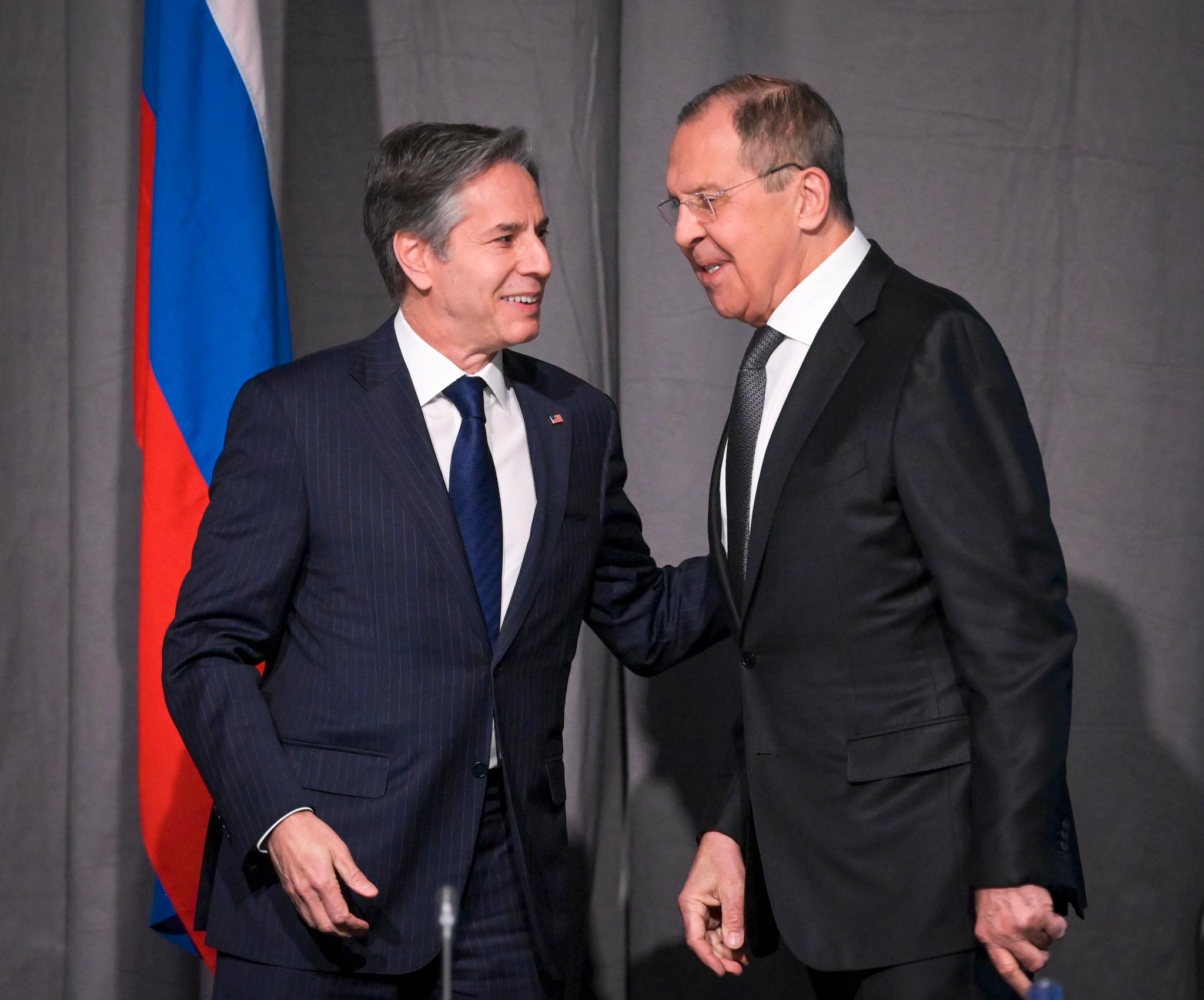 USA og Ruslands utenriksministre møtte hverandre i Stockholm tidligere denne uken. Anthony Blinken (t.v.) sa en eventuell invasjon av Ukraina vil føre til «alvorlige konsekvenser» for Russland. 