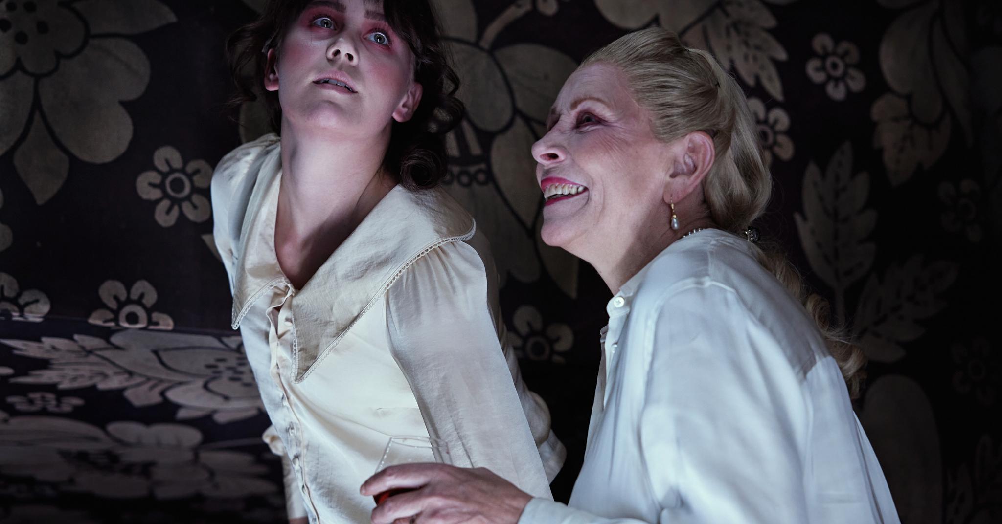 Josefine Frida spiller den nesten stumme datteren, mens Anne Krigsvoll er den svært dominerende moren i «Ved målet» på Riksteatret.